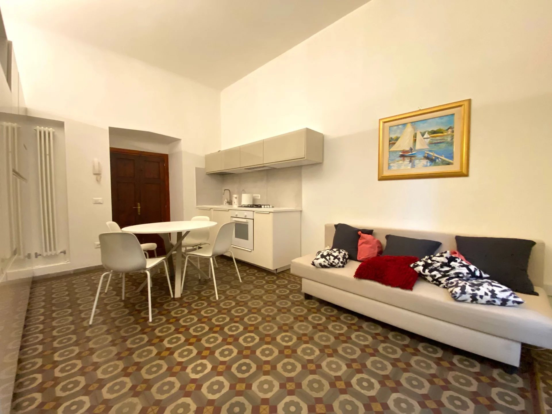 ampio monolocale con giardino e box a Como città