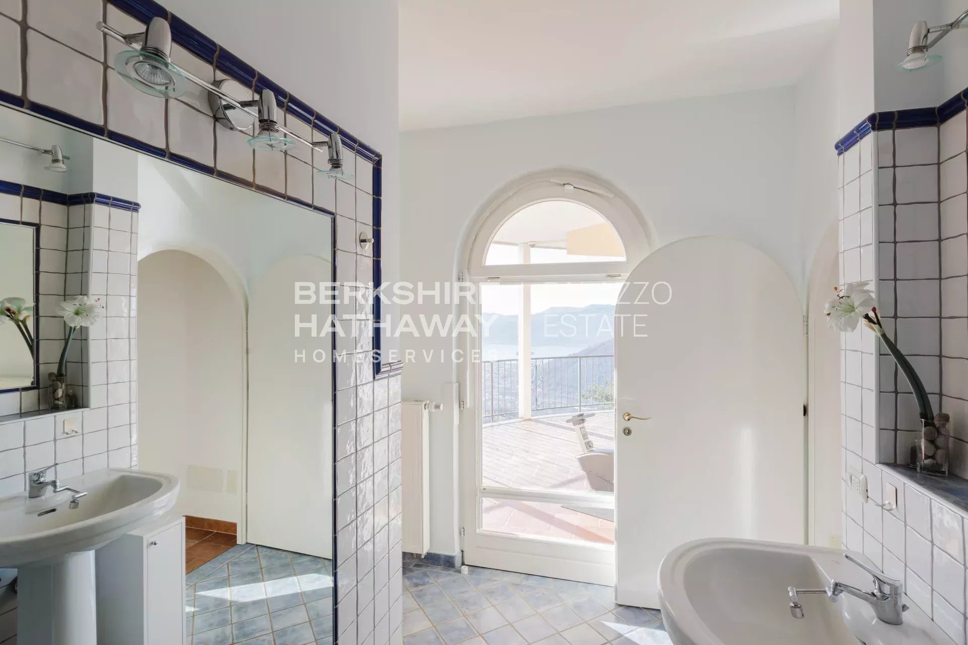 Villa moderna di lusso con vista panoramica sul Lago Maggiore e sulle Alpi