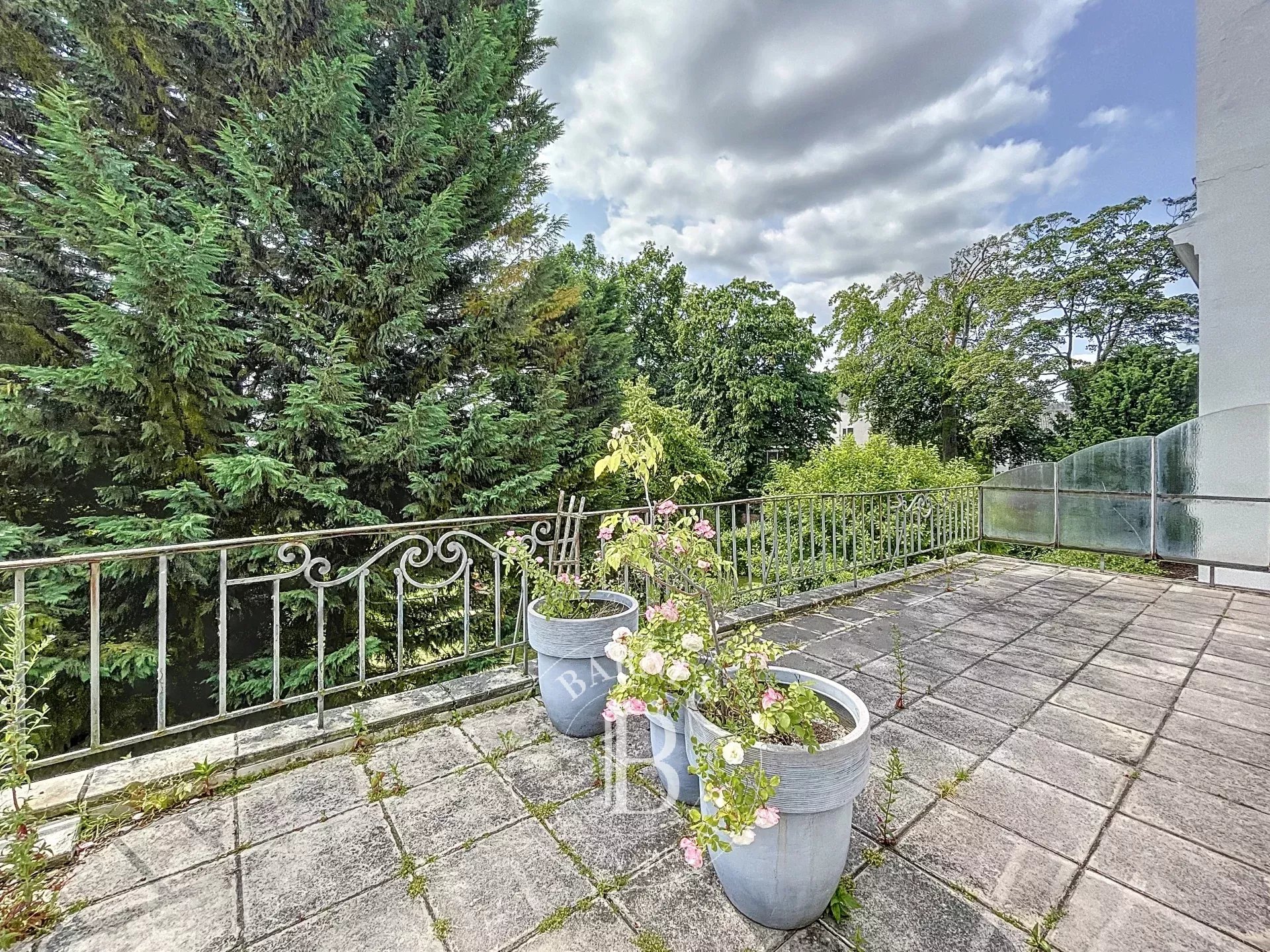 Uccle - Immeuble 3 façades à renover- 4 Logements- 3 Garages- Somptueux jardin