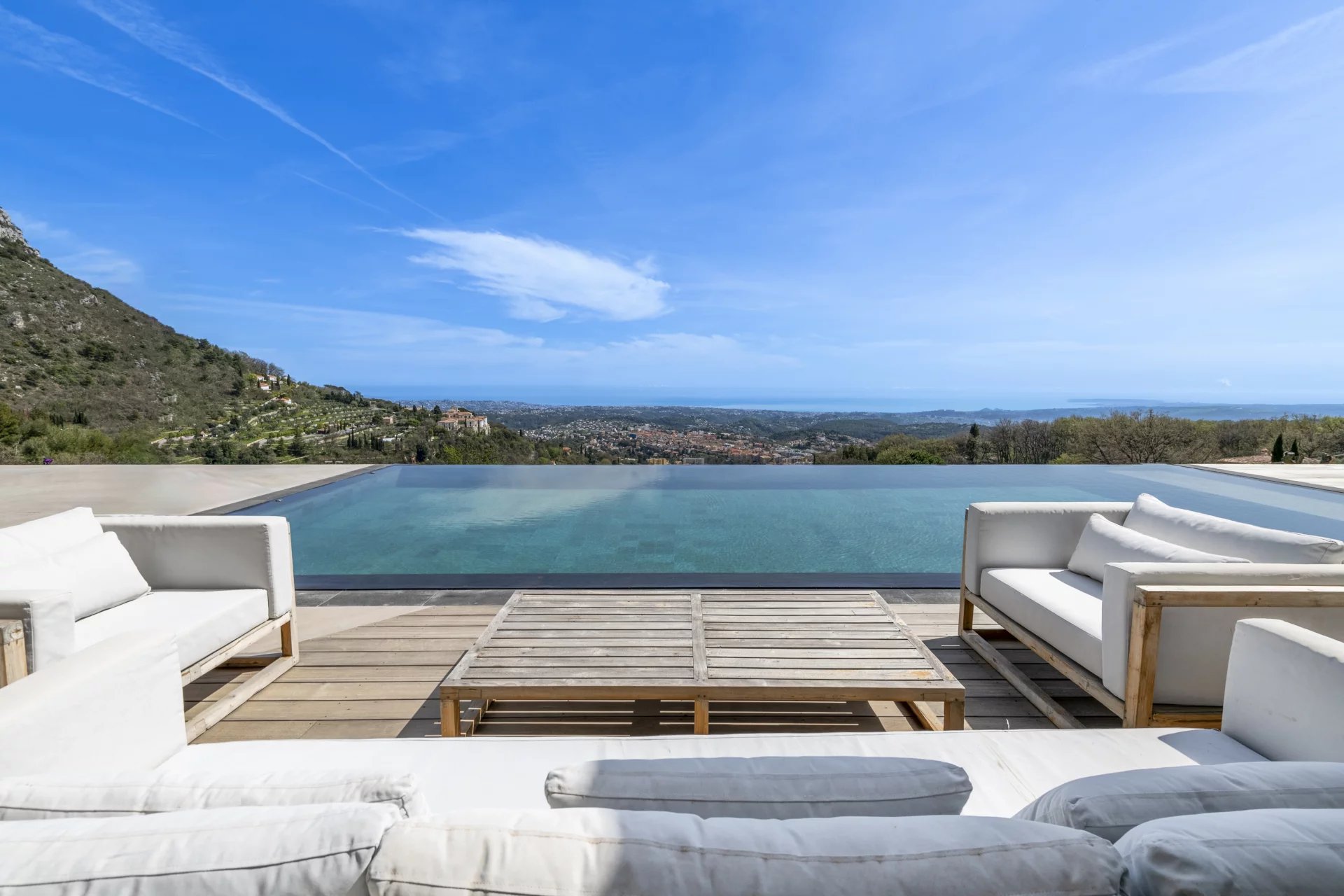 VENCE : A Superb Contemporary Villa with Panoramic Sea View - Picture n°3