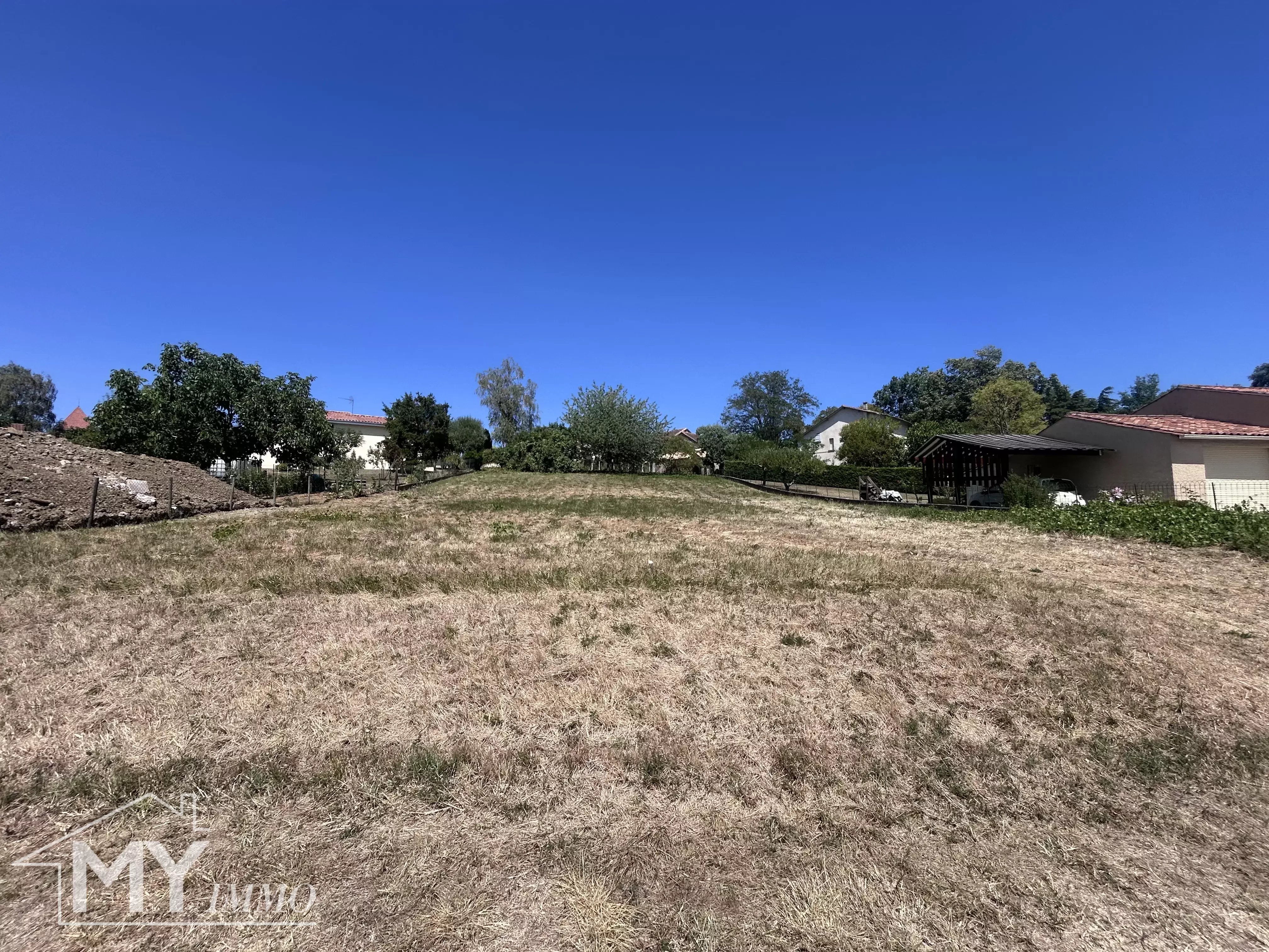 SAINT MÉARD DE GURÇON - Terrain constructible de 1 370 m²