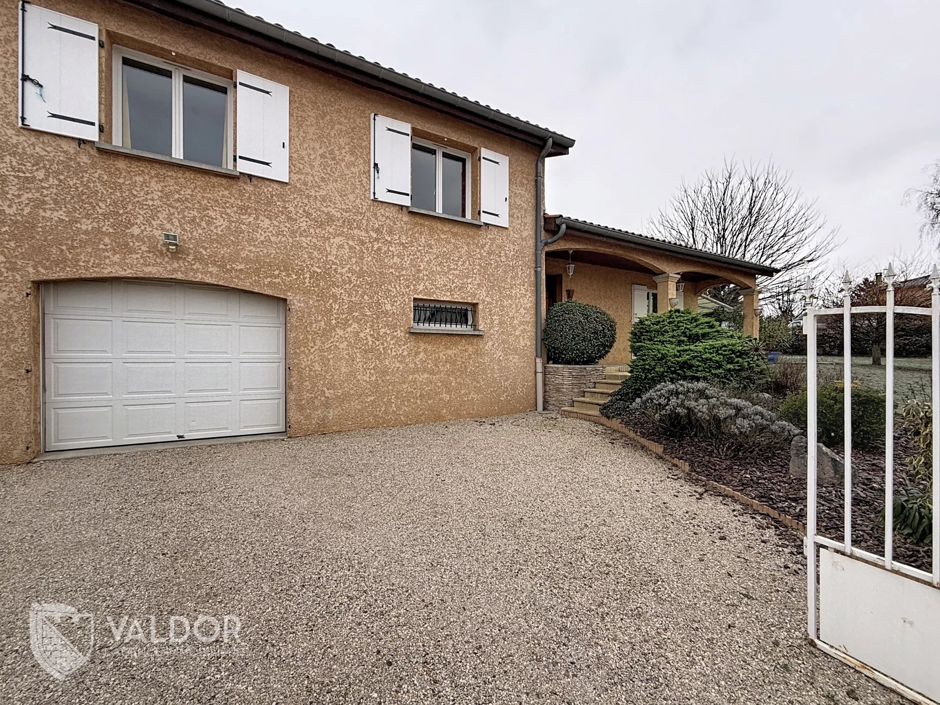 Montceaux – Maison familiale sur grand terrain clos