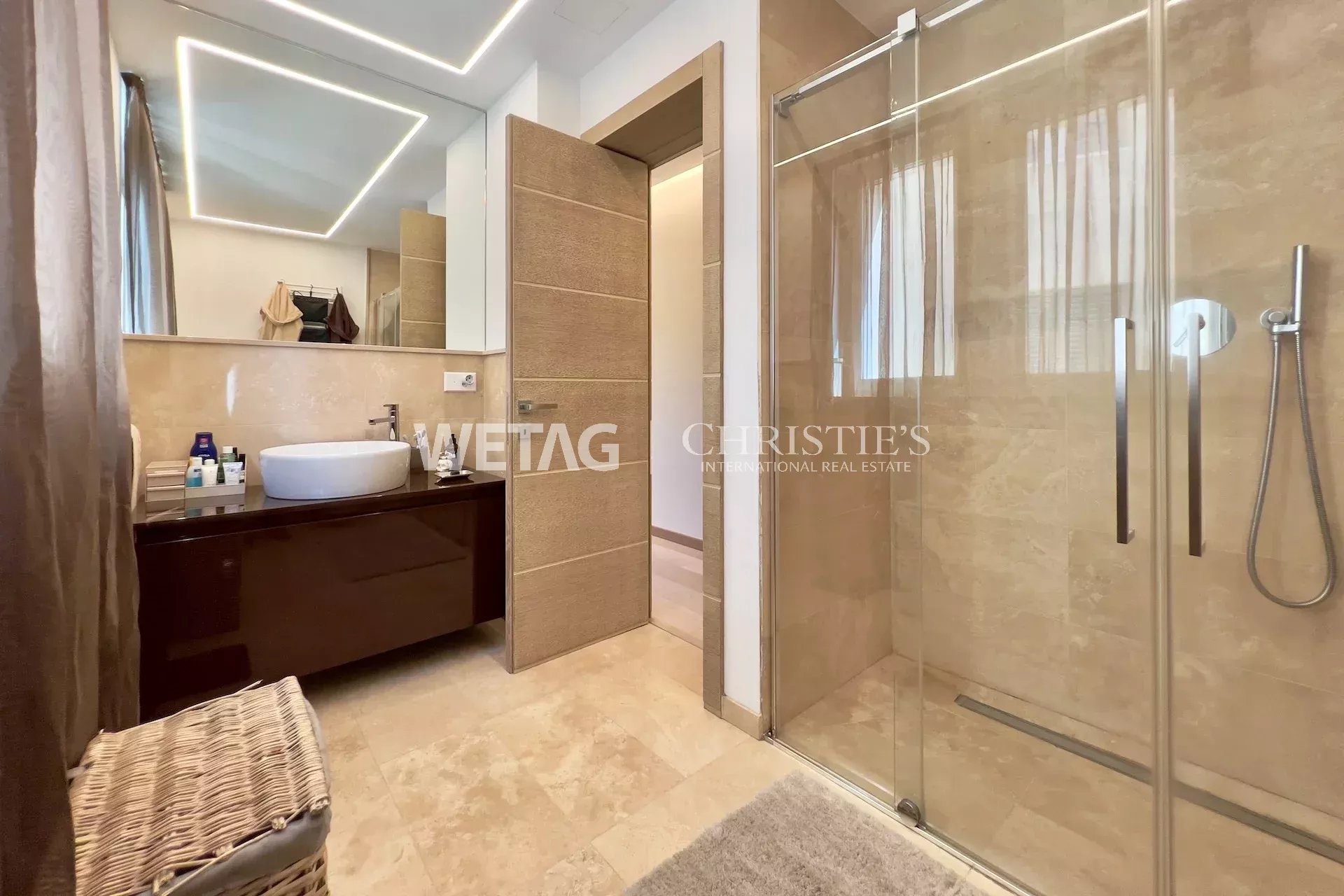 3 Bedroom Apartment/Flat's Image 3