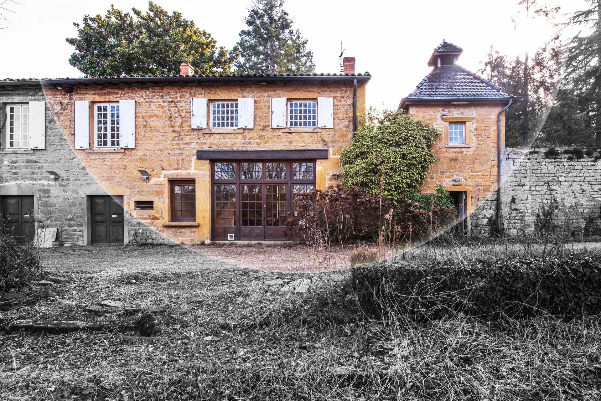 Logement du XVe à rénover avec son pigeonnier