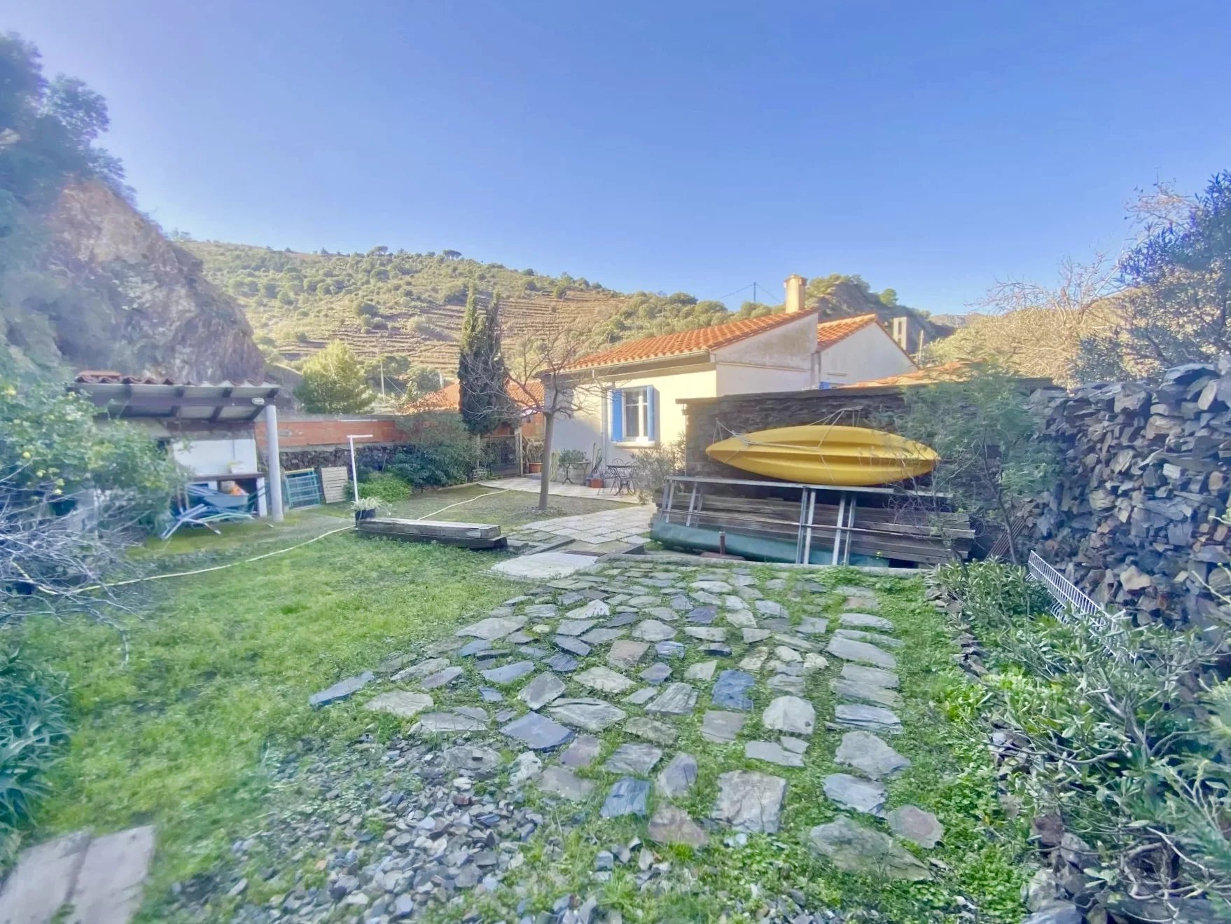 4-sided house with garden, 10 minutes walk from the sea