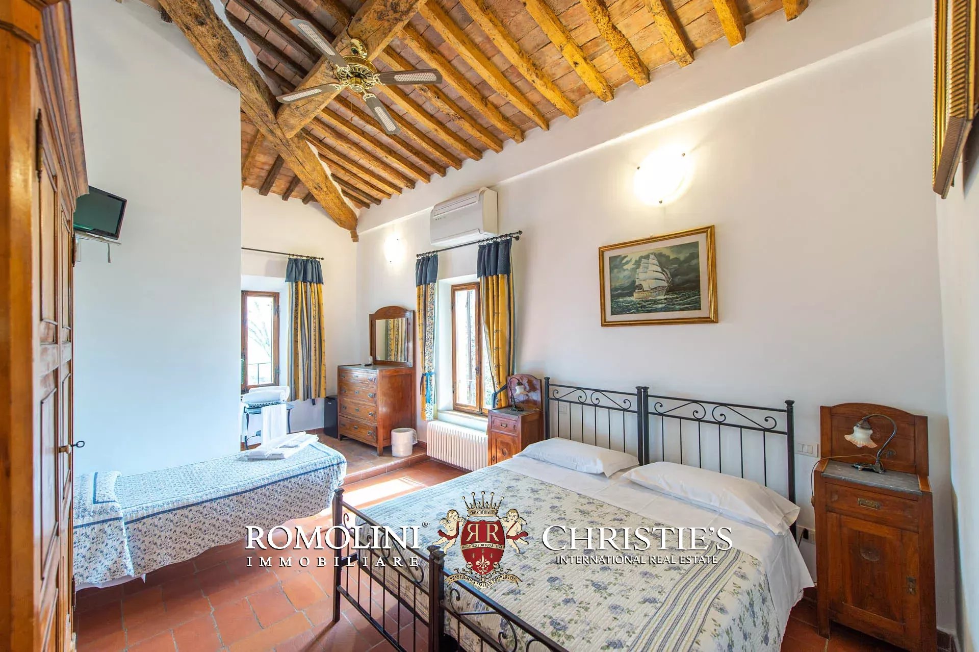VILLA CON PISCINA E VIGNETO IN VENDITA A SIENA, TOSCANA