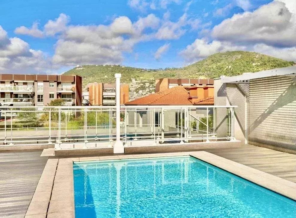 Nice Riquier, proche Port ,studio 26 m2, calme, balcon, piscine dans l'immeuble