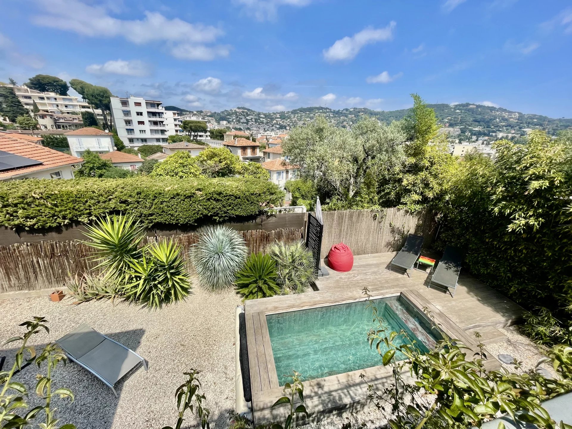 Petit Juas, Maison de charme ( 110m2 ) avec piscine & dépendance
