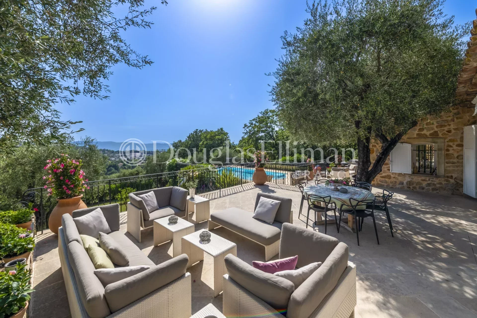 VALBONNE : Belle Villa en Pierre avec Vue, à Proximité du Village - Image nᵒ3