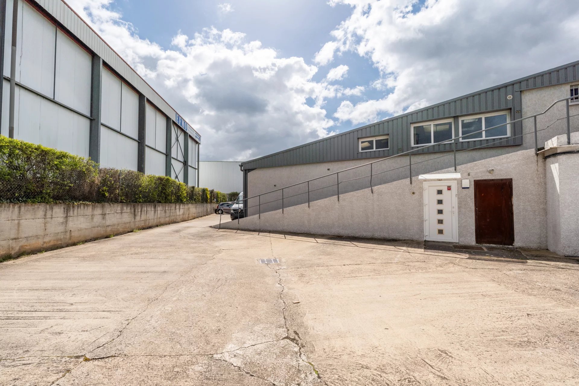 Bureaux à louer – 3 pièces – 69380 Lissieu – 2 parkings  - 84 m²