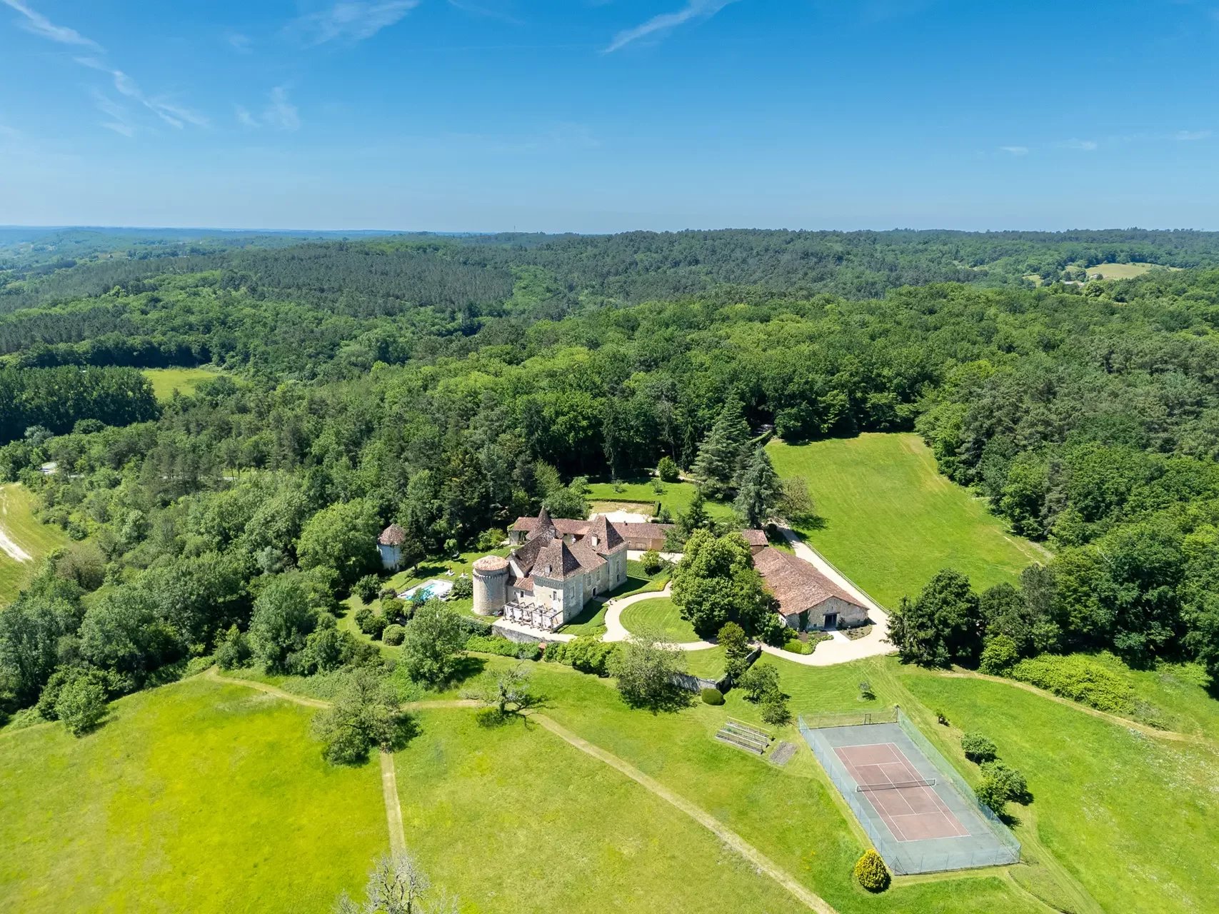 SCHLOSS MIT POOL UND TENNISPLATZ IN BORDEAUX ZU VERKAUFEN