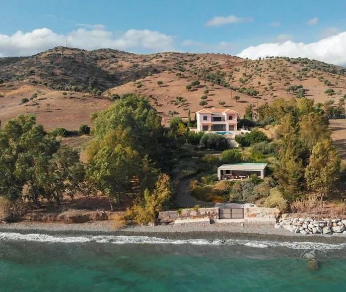 Magnifique propriete située en bord de mer avec une vue pittoresque sur l'île d'Hydra