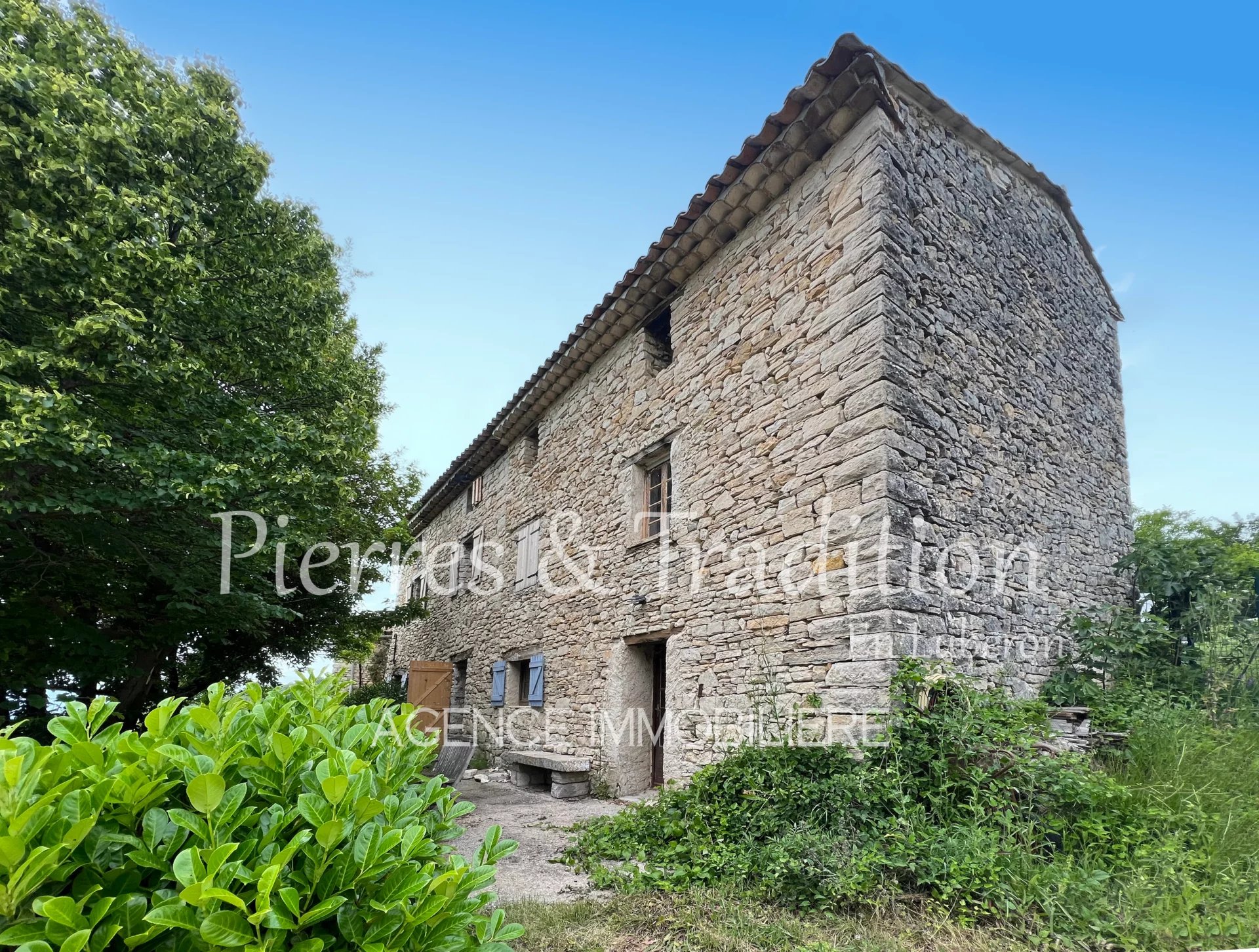 Sainte-Croix-à-Lauze, magnificent Provencal farmhouse with swimming pool and land