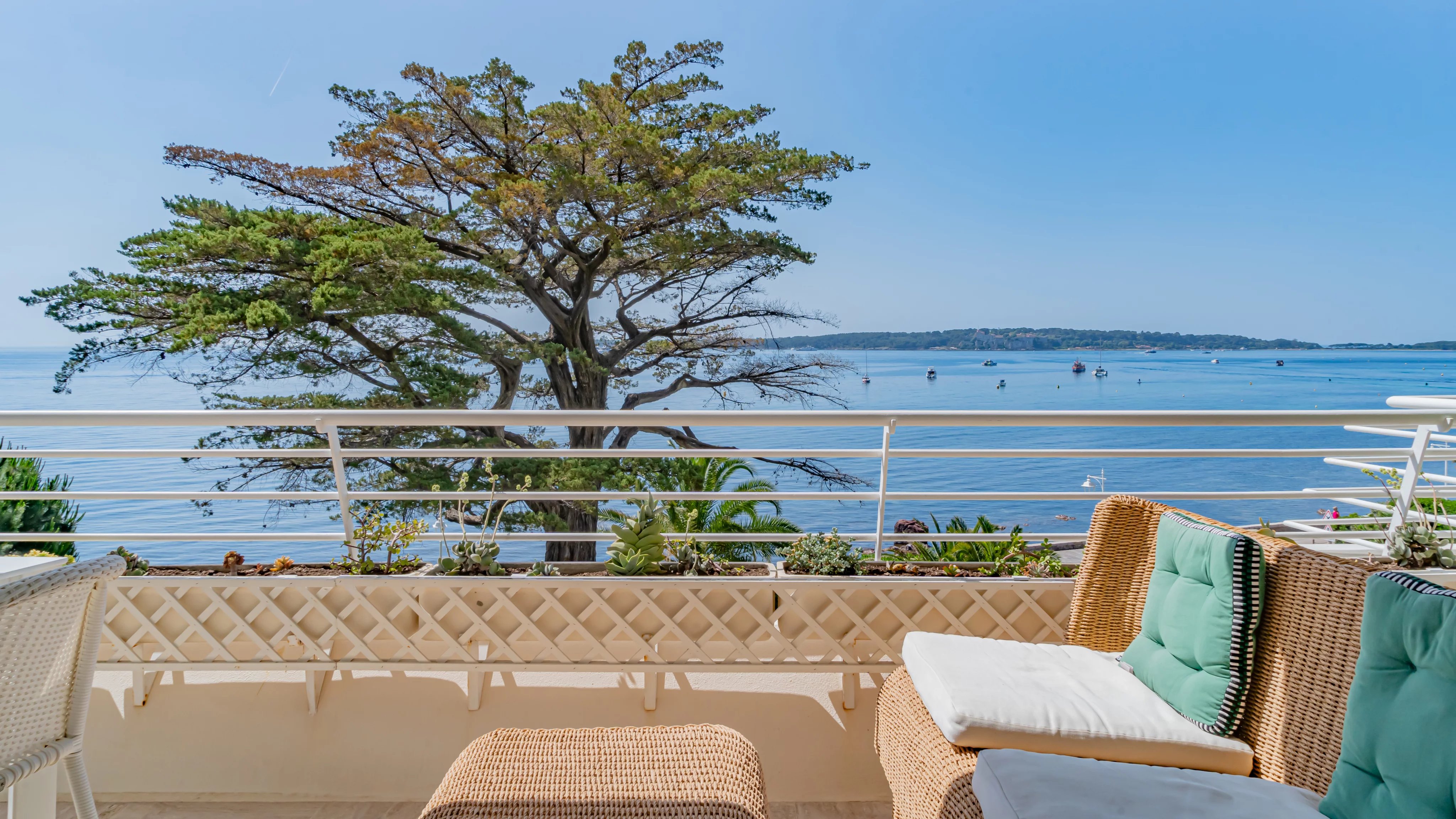 Superb apartment facing the sea in the Palm Beach residential area