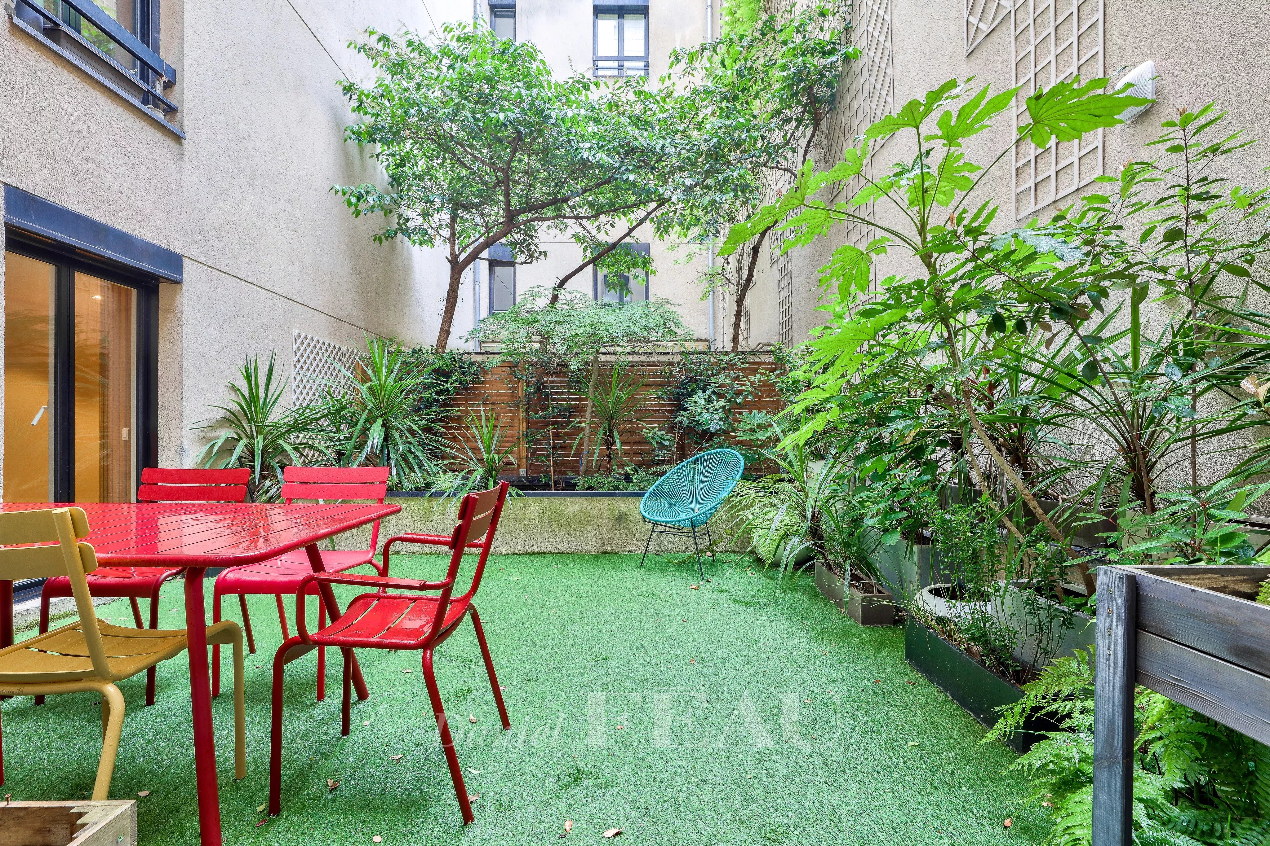 Paris 7th District – A 3-bed apartment with a terrace and a little garden