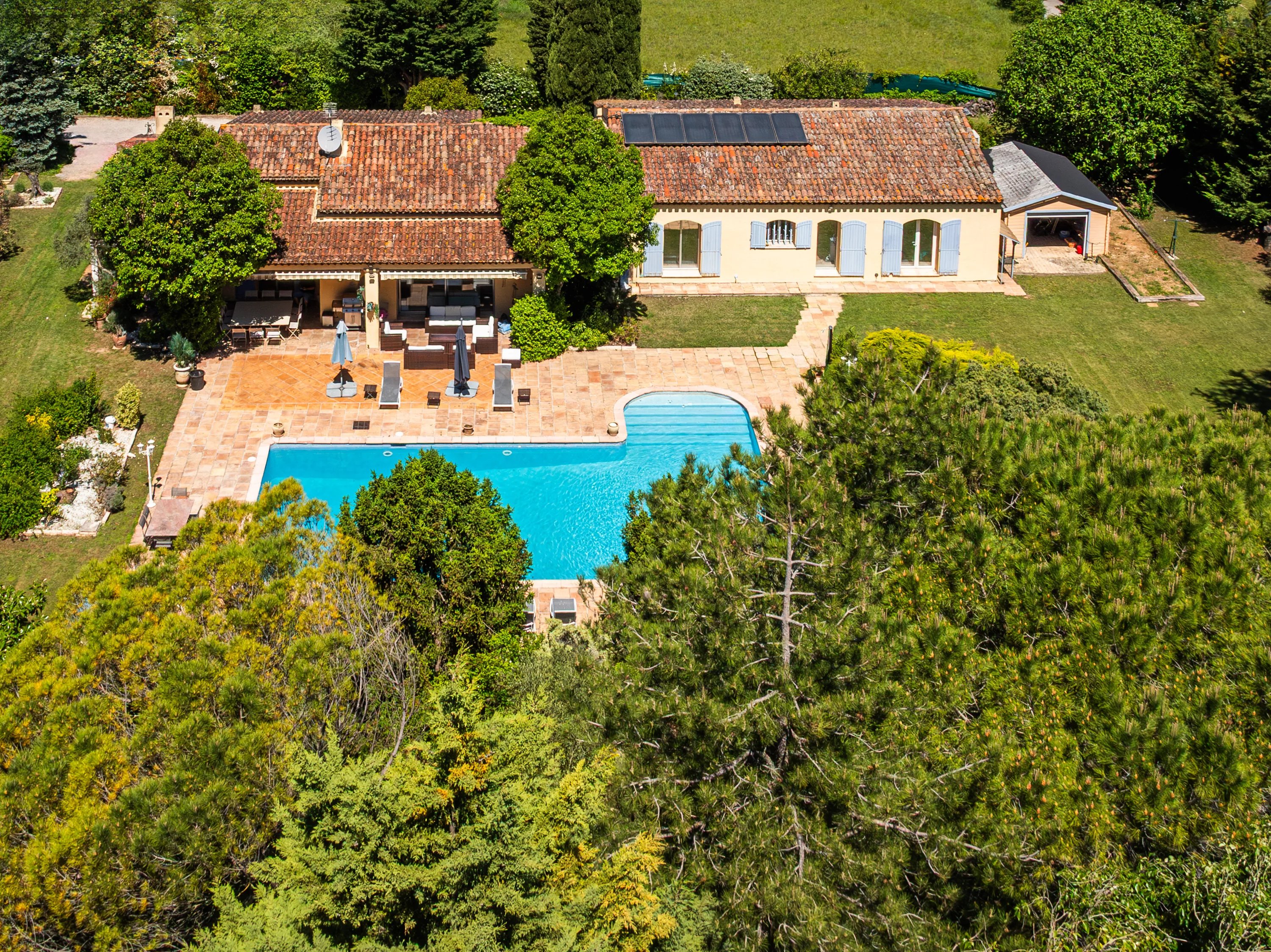 House for sale in Cabriès 8 rooms, 4-car garage, plot detachment potential
