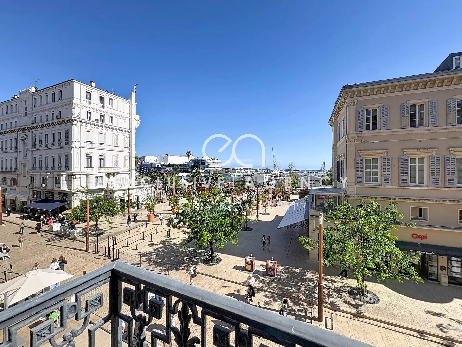 CANNES CENTRE – SUPERBE APPARTEMENT 2 PIECES VUE MER & PORT – FORT POTENTIEL
