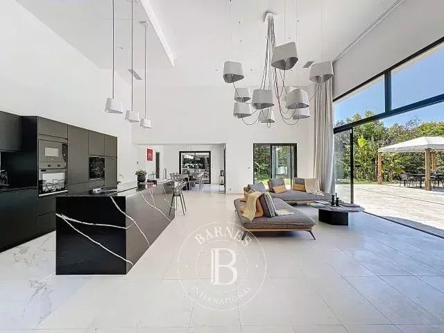 Roquefort Les Pins - One-storey villa - 5 bedrooms plus a studio - picture 5
