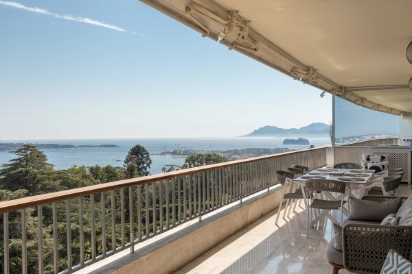 Luxury 4-Bedroom Family Apartment in Cannes overlooking the Sea — photo 2