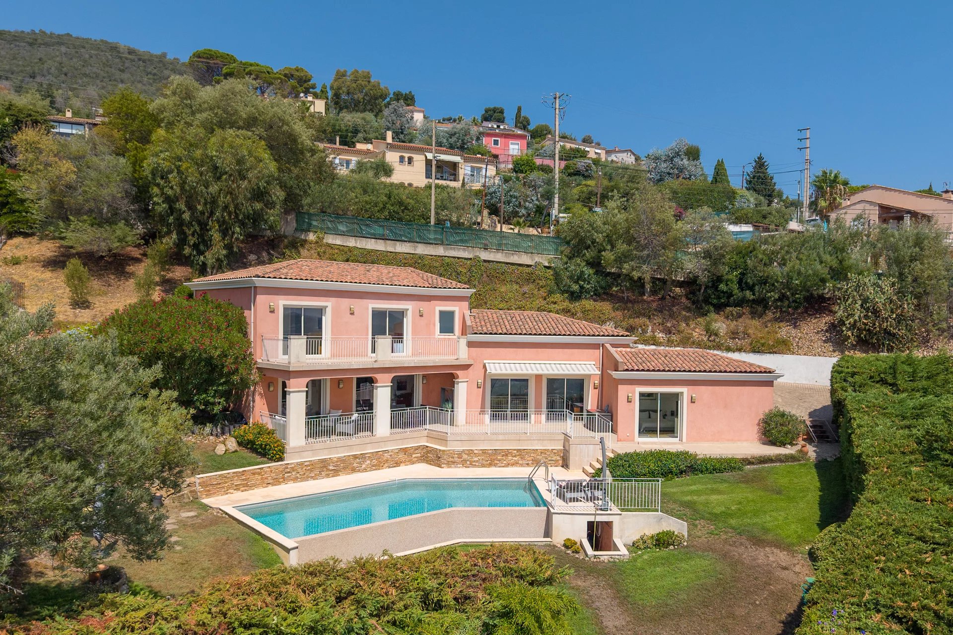 ELEGANT SEA-VIEW PROPERTY IN A PRIVATE GATED ESTATE