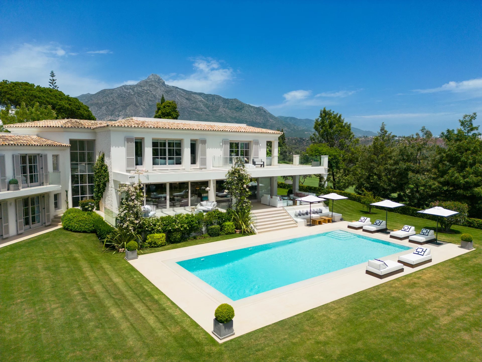 Exceptional Frontline Golf Luxury Mansion for Sale in Aloha Marbella