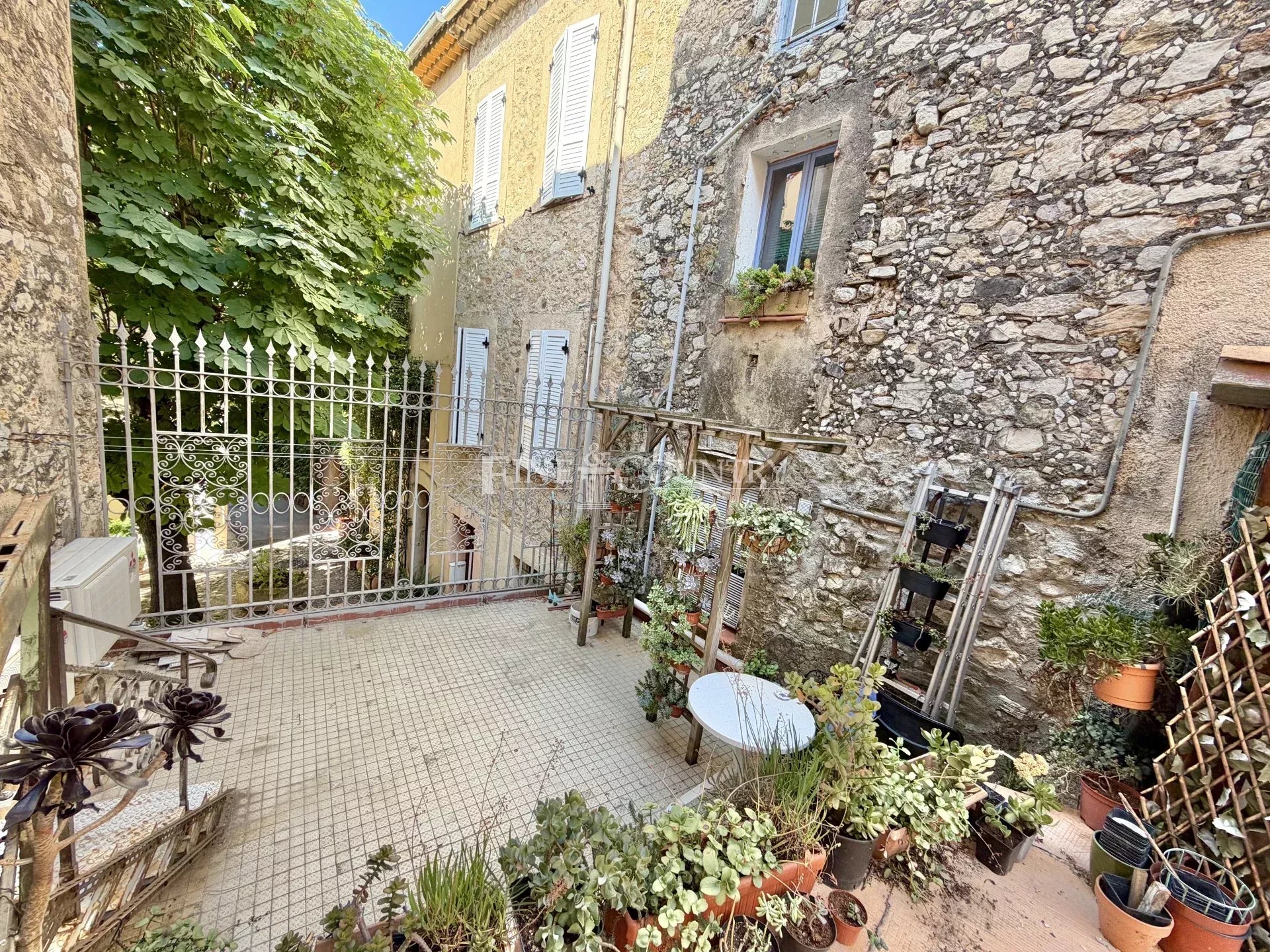 Photo of Building for sale in Le Cannet, to renovate