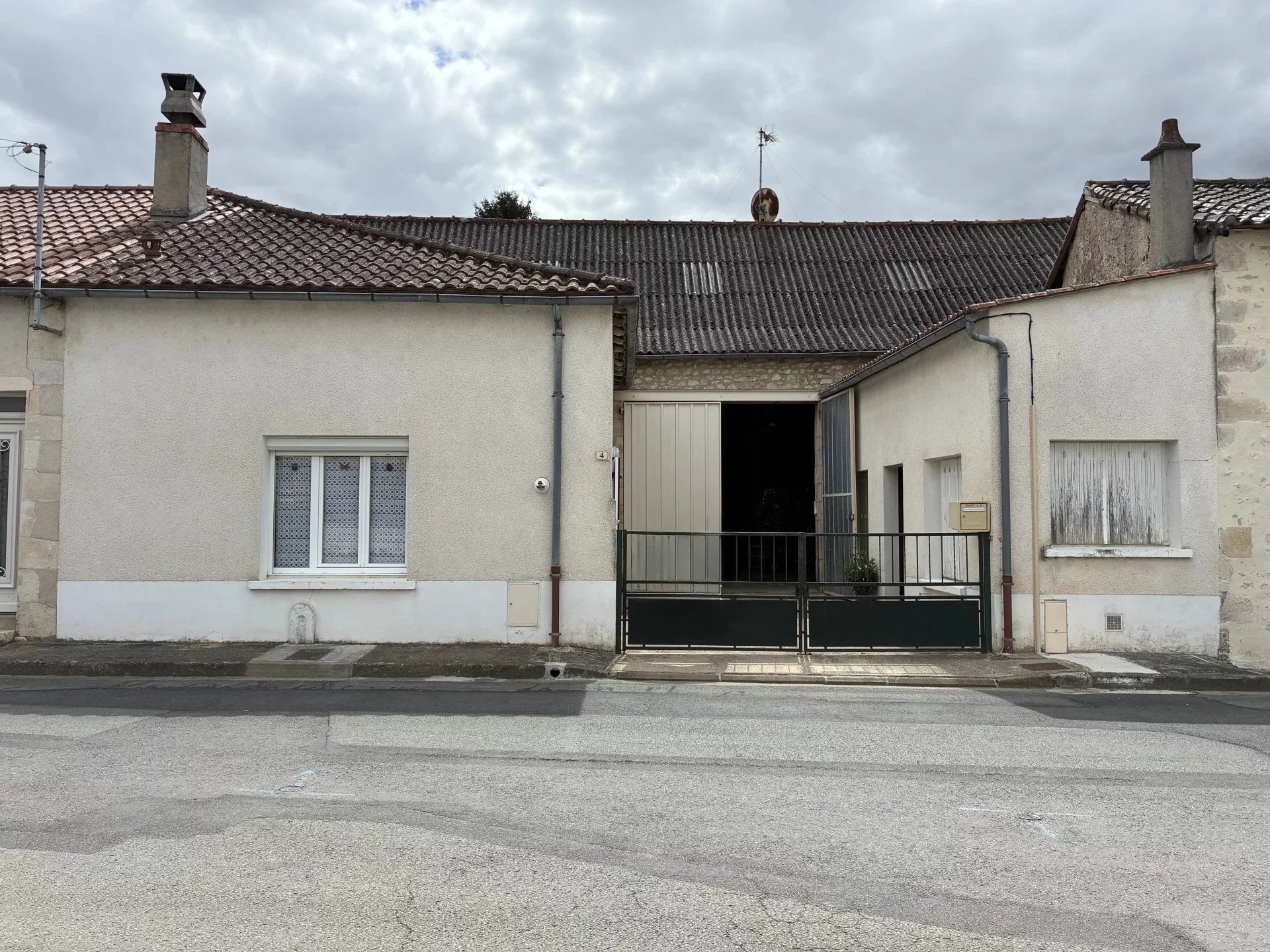Townhouse with large barn and garden