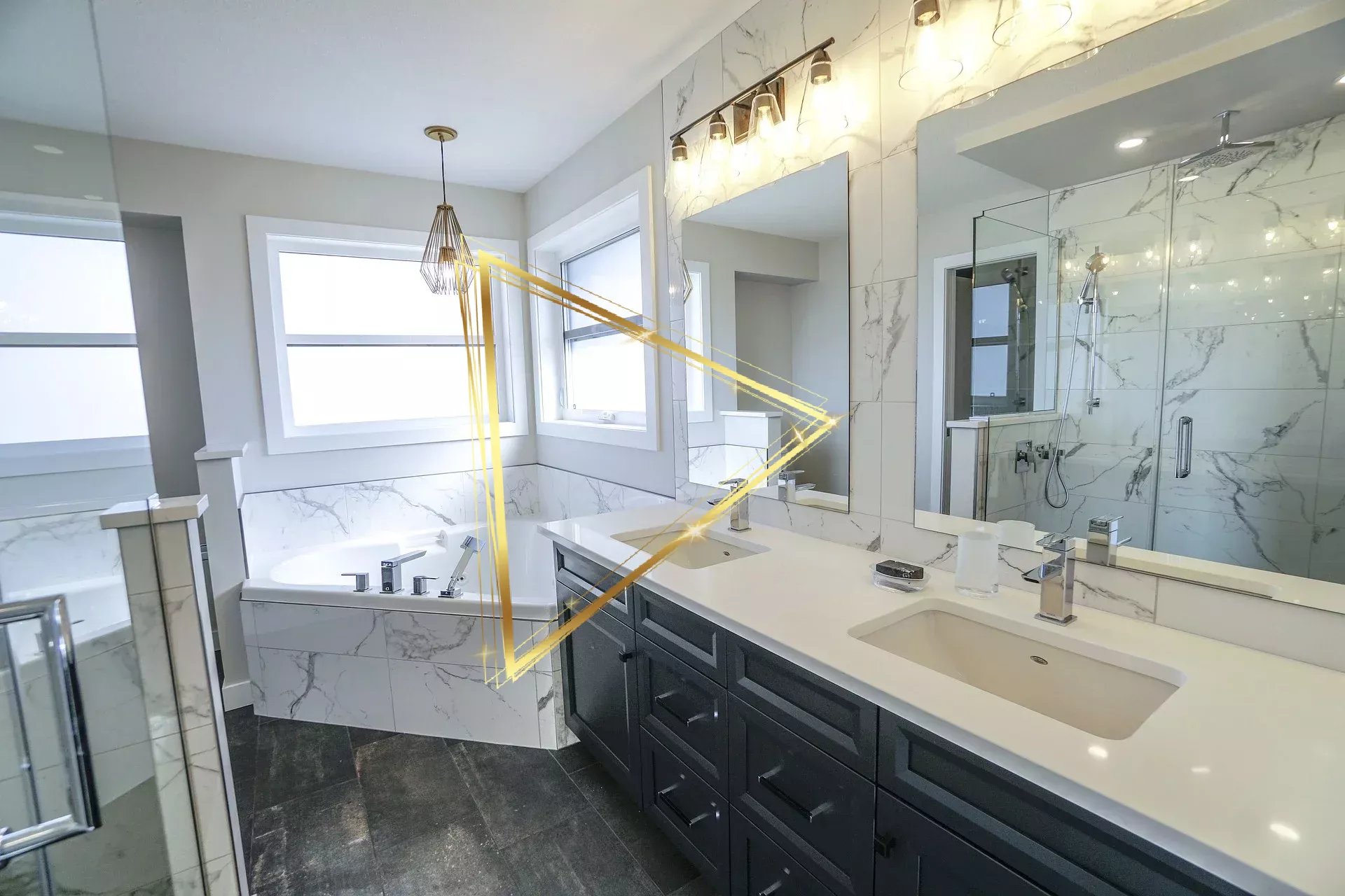 Triplex lumineux de 195,75 m² avec spa, patio et terrasse.