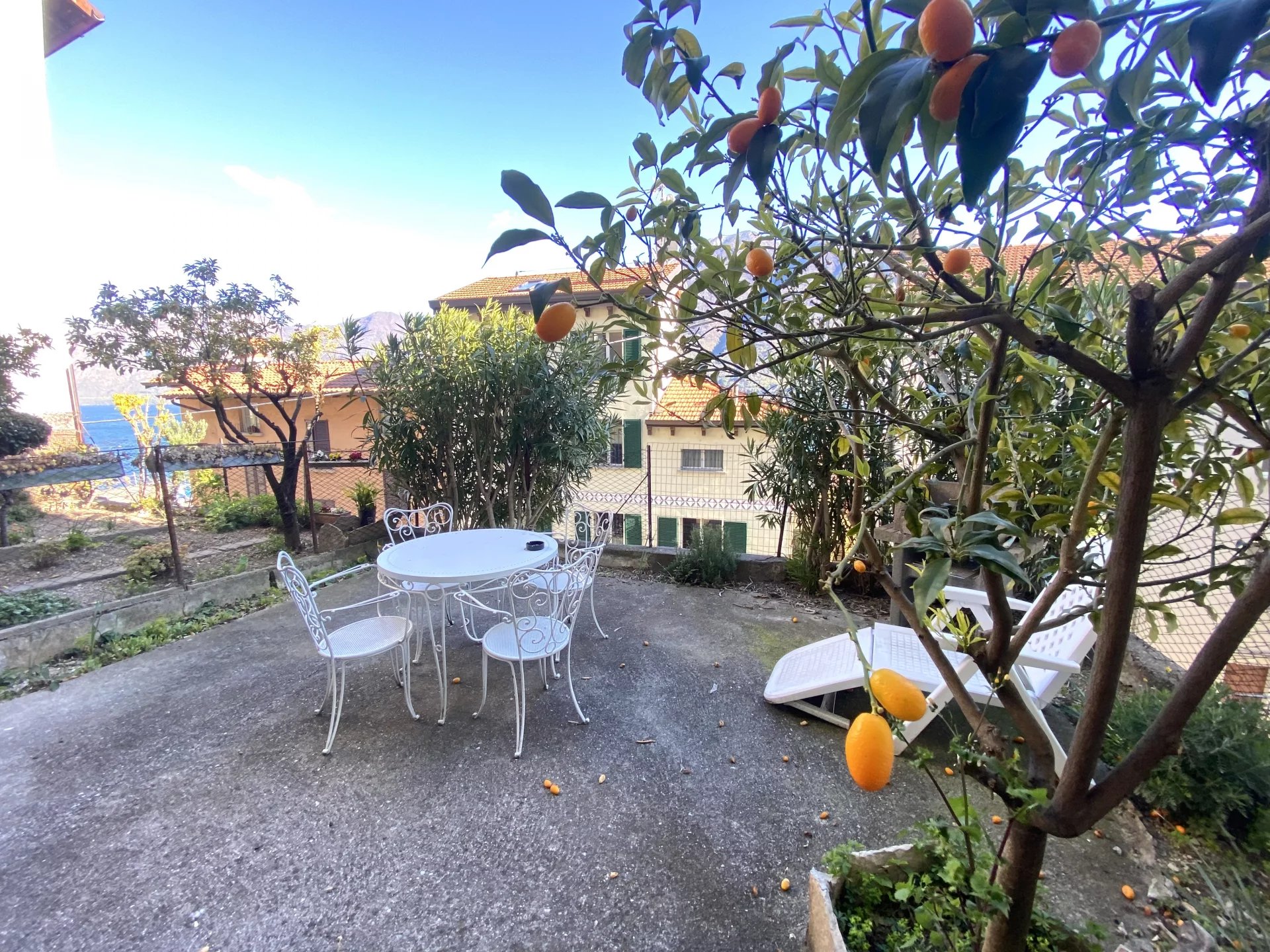 splendido bilocale con vista lago e terrazzo-giardino