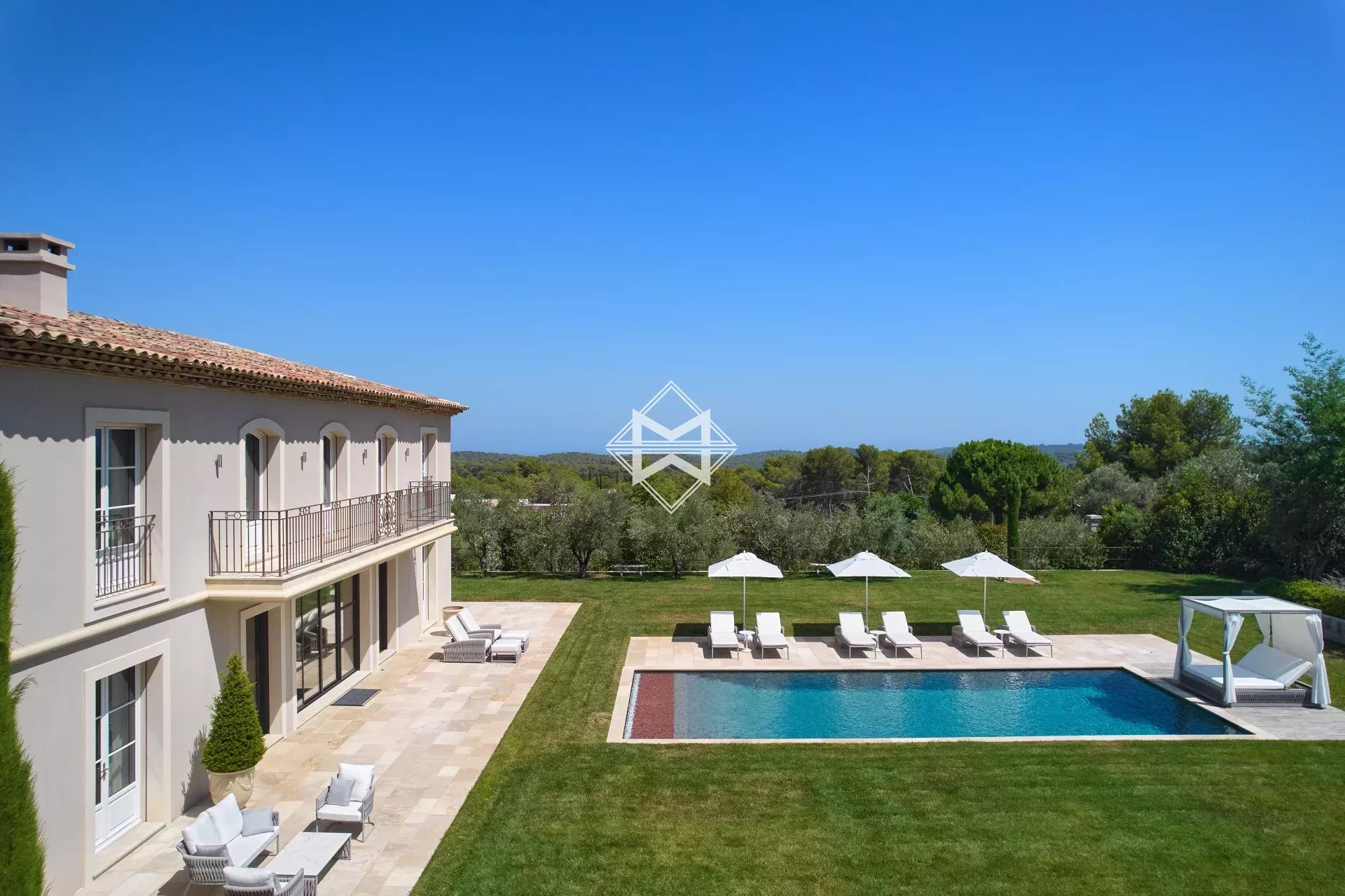 06250 MOUGINS VILLA