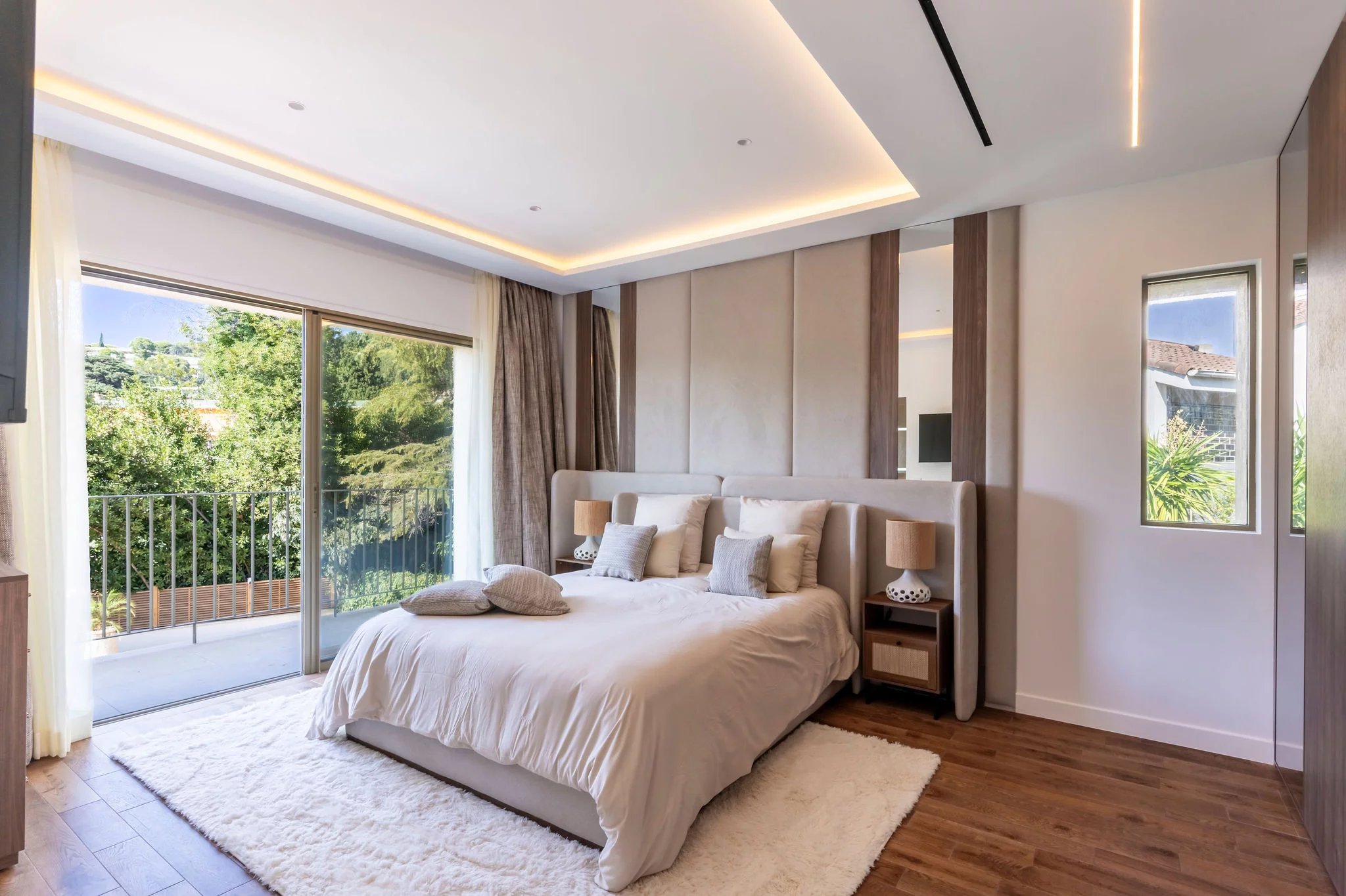  Image of Villa - 5 Bedrooms for Sale in Alpes-Maritimes-Cannes-France, Image 9