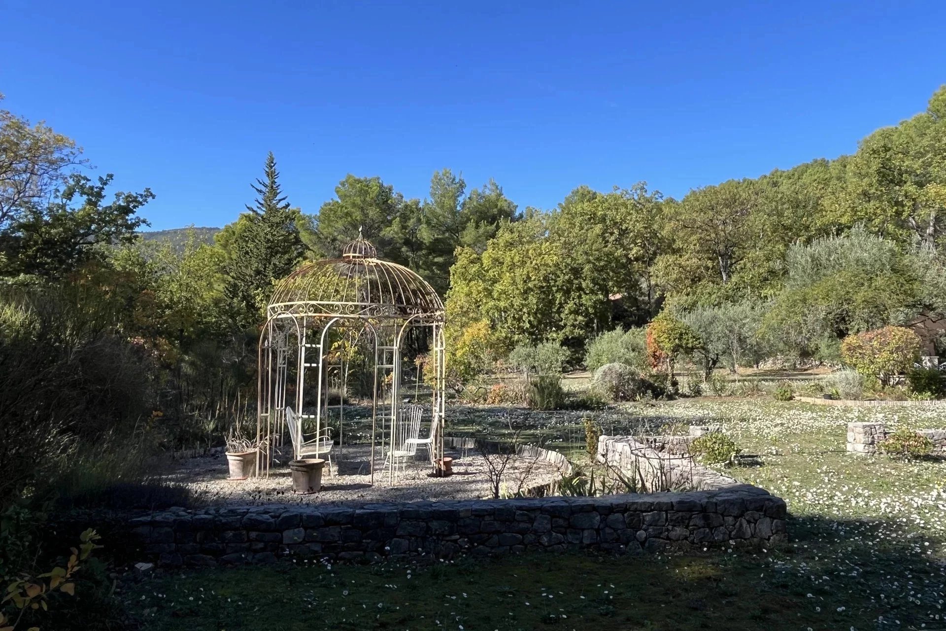 Single-storey villa with studio - Fayence