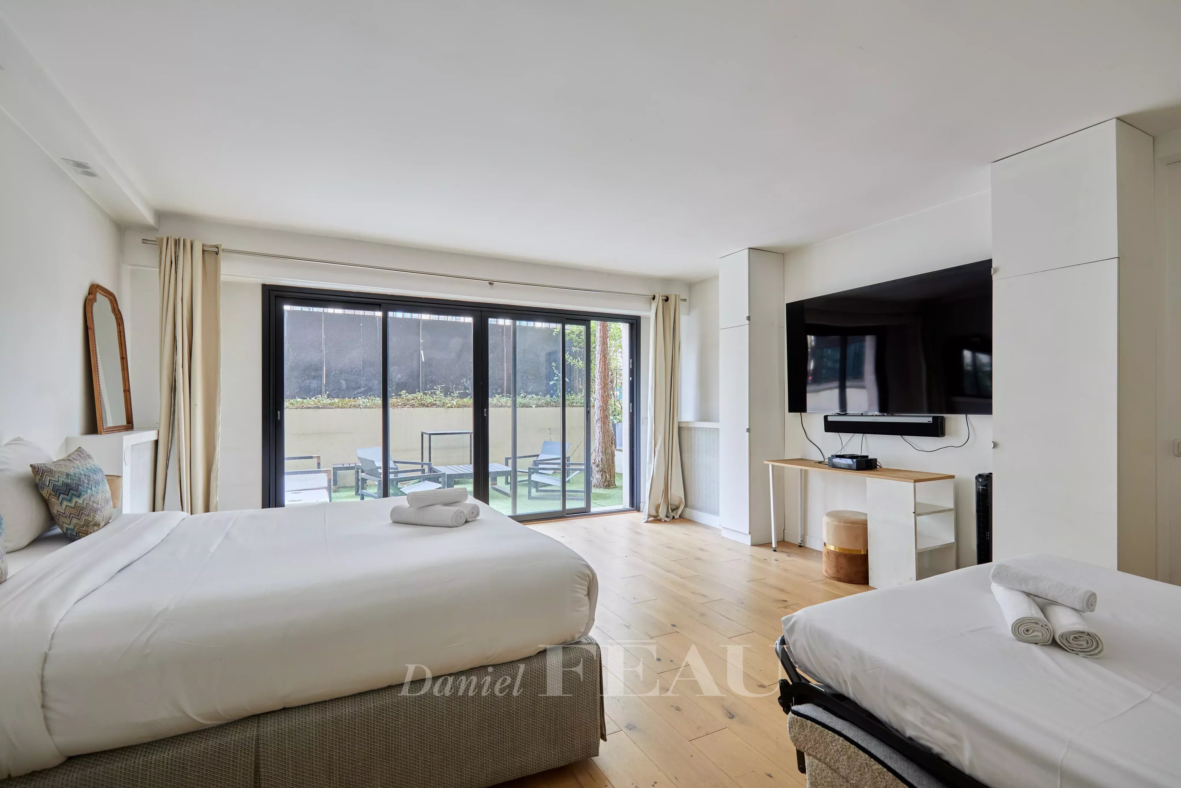 Paris 16th District – An ideal pied a terre with a garden