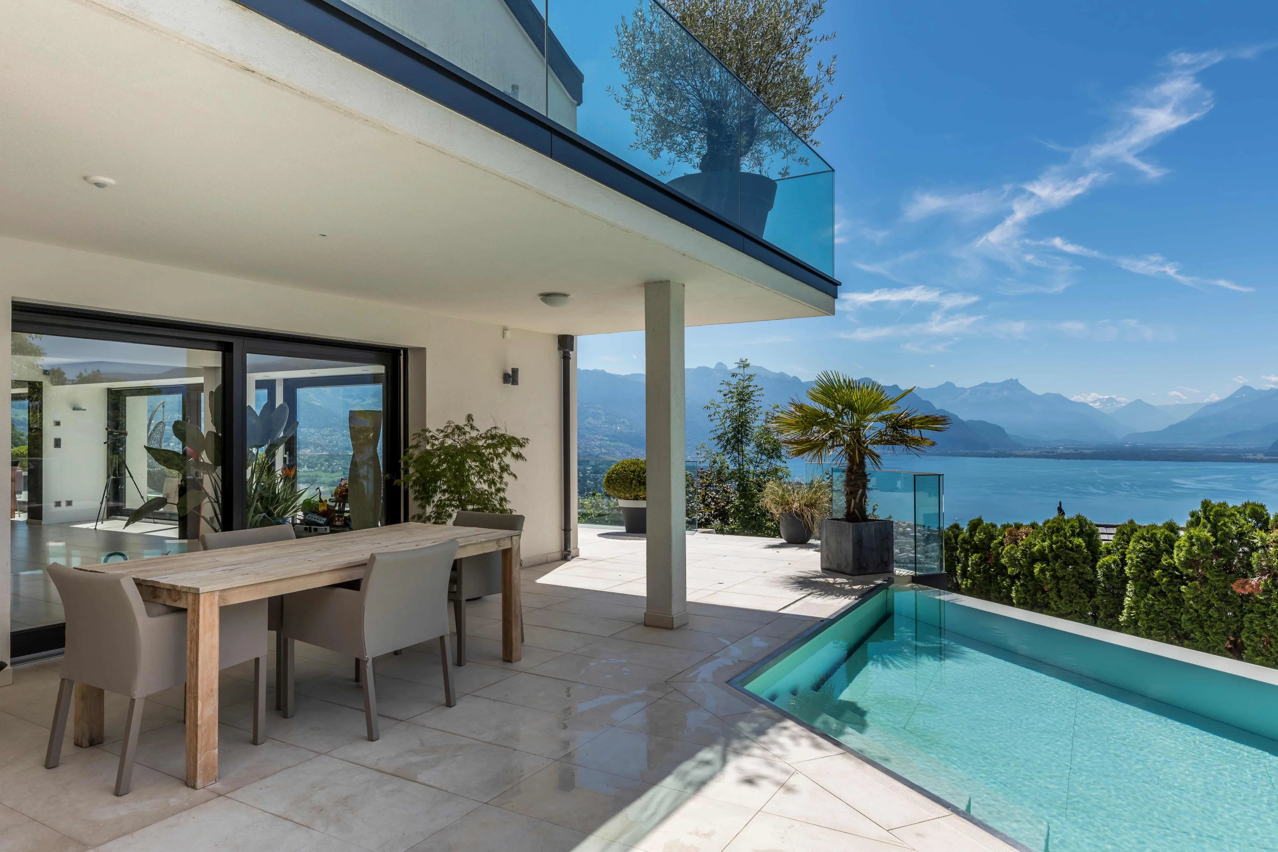 Propriété lumineuse avec piscine et vue panoramique