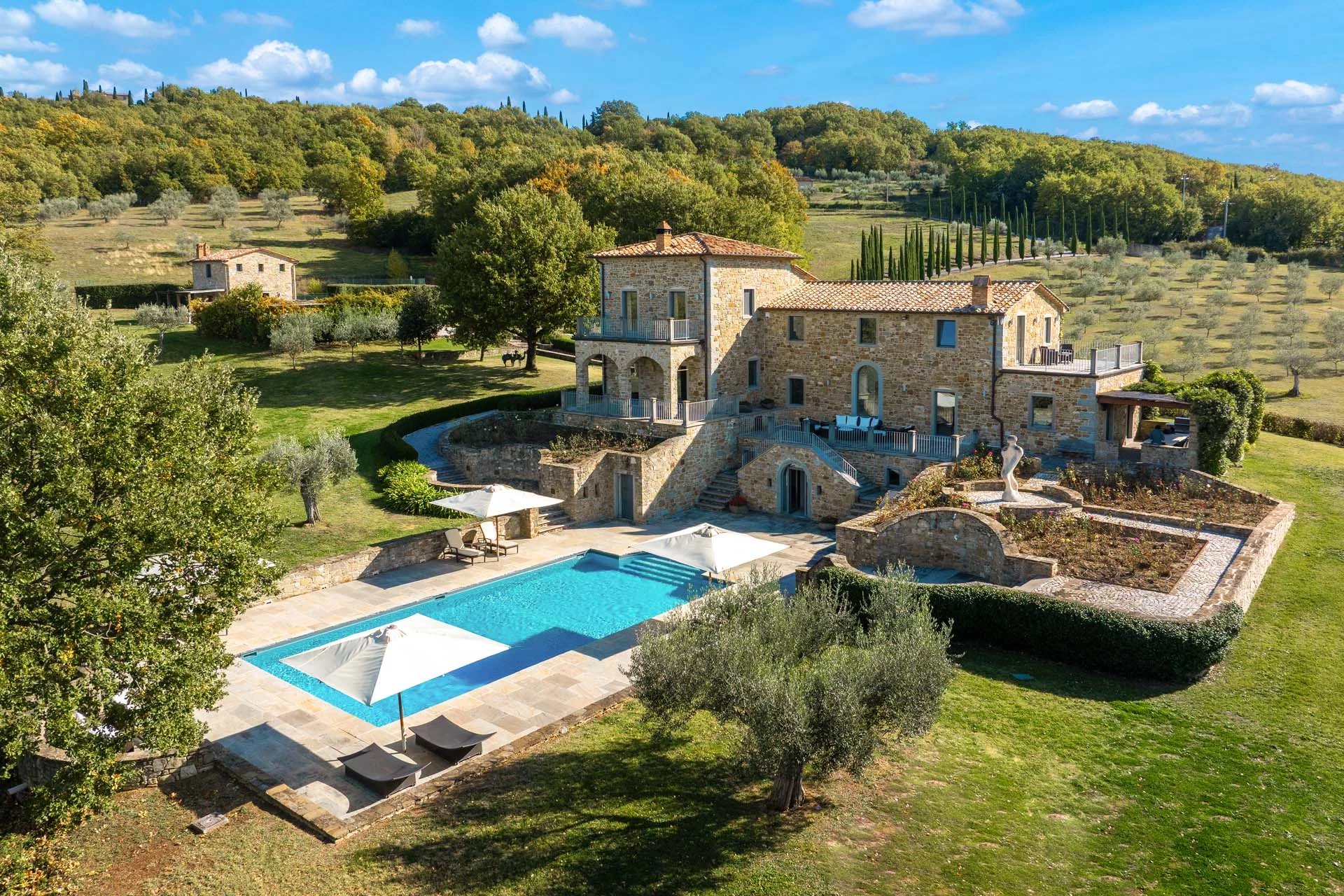 TENUTA CON VILLA, PISCINA E CAMPO DA TENNIS IN VENDITA NELLA VALLE DEL NICCONE, UMBRIA
