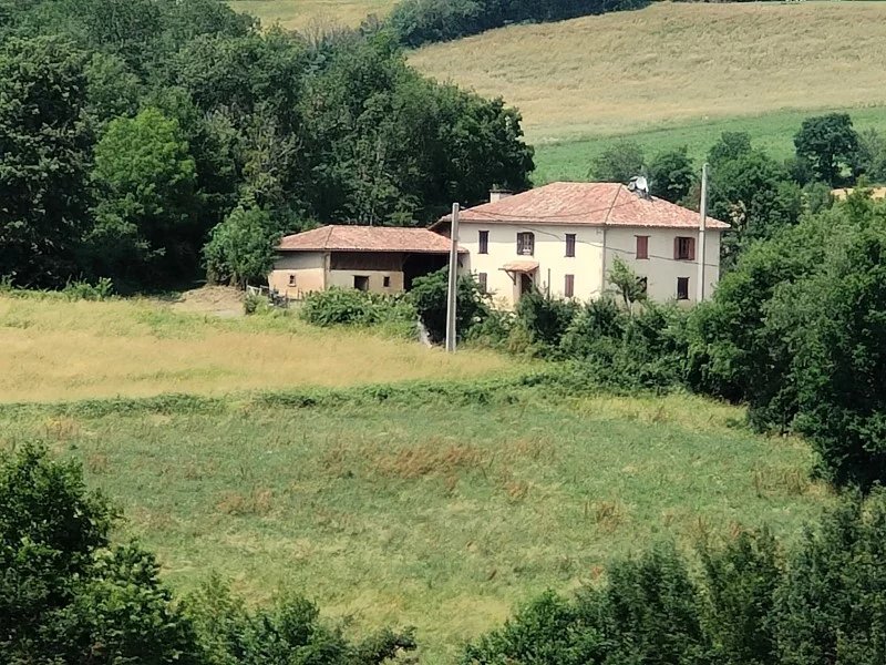 Au bout d’un chemin, vue dominante sur la campagne environnante.