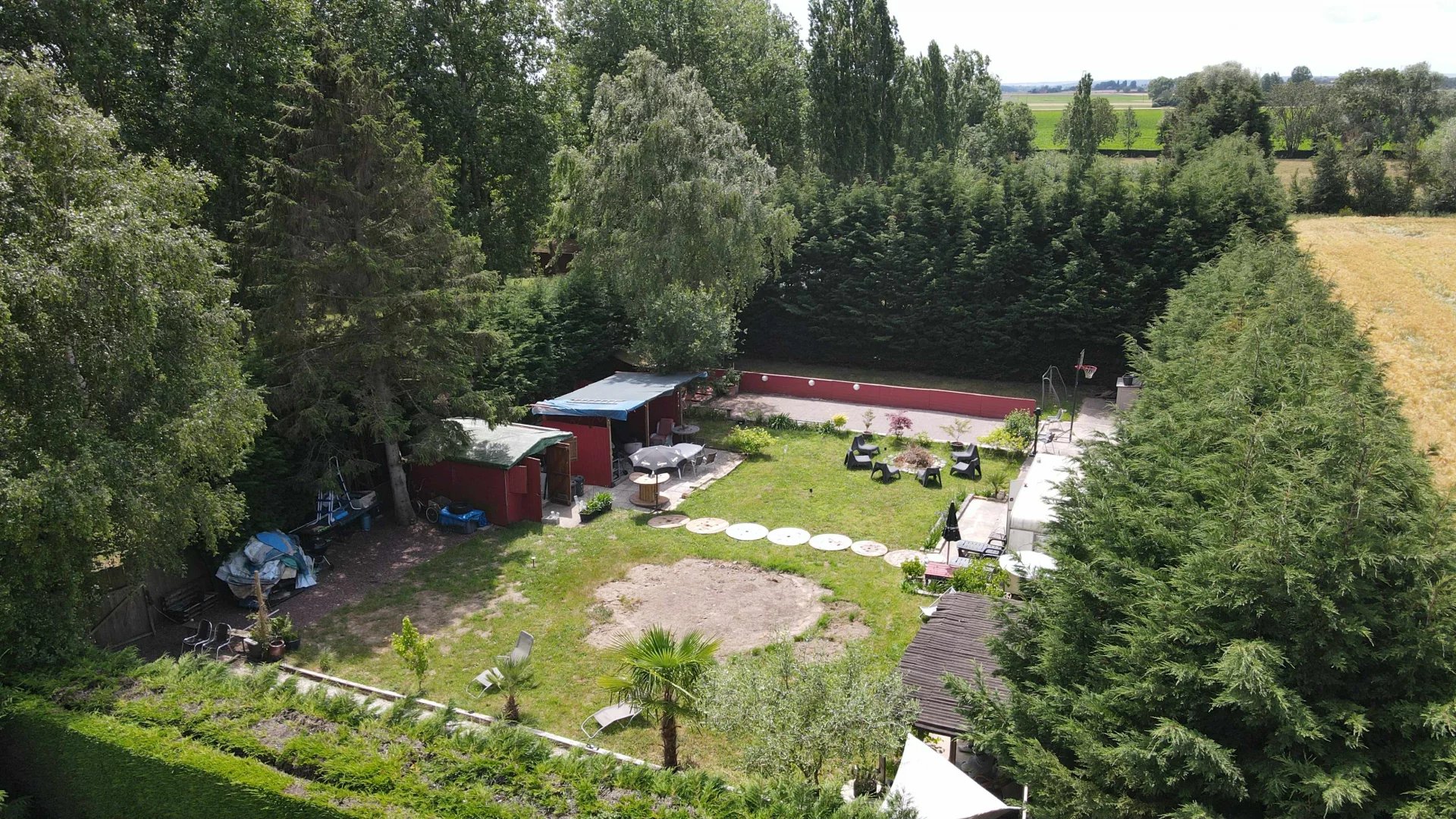 TERRAIN DE LOISIR AVEC EQUIPEMENTS