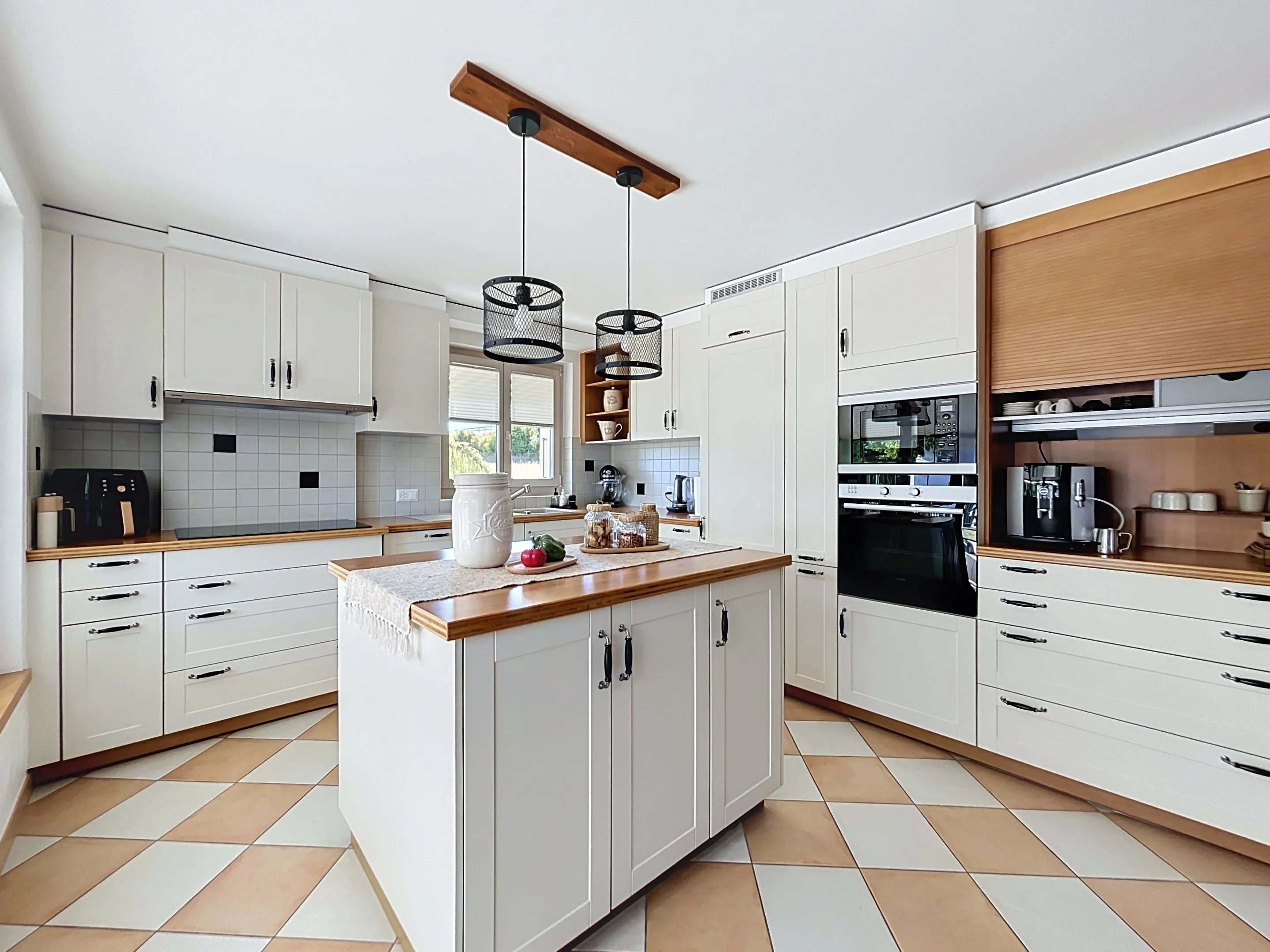 Spacieuse villa familiale de caractère avec vaste jardin (Laténa)