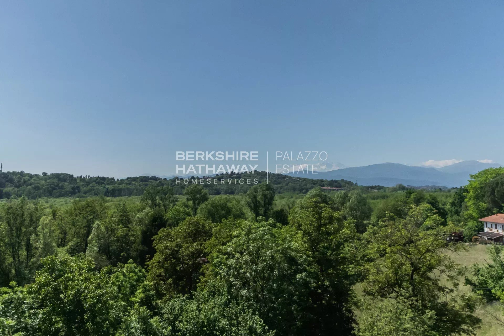 Villa bifamiliare con giardino a Biandronno, a pochi passi dal Lago di Varese