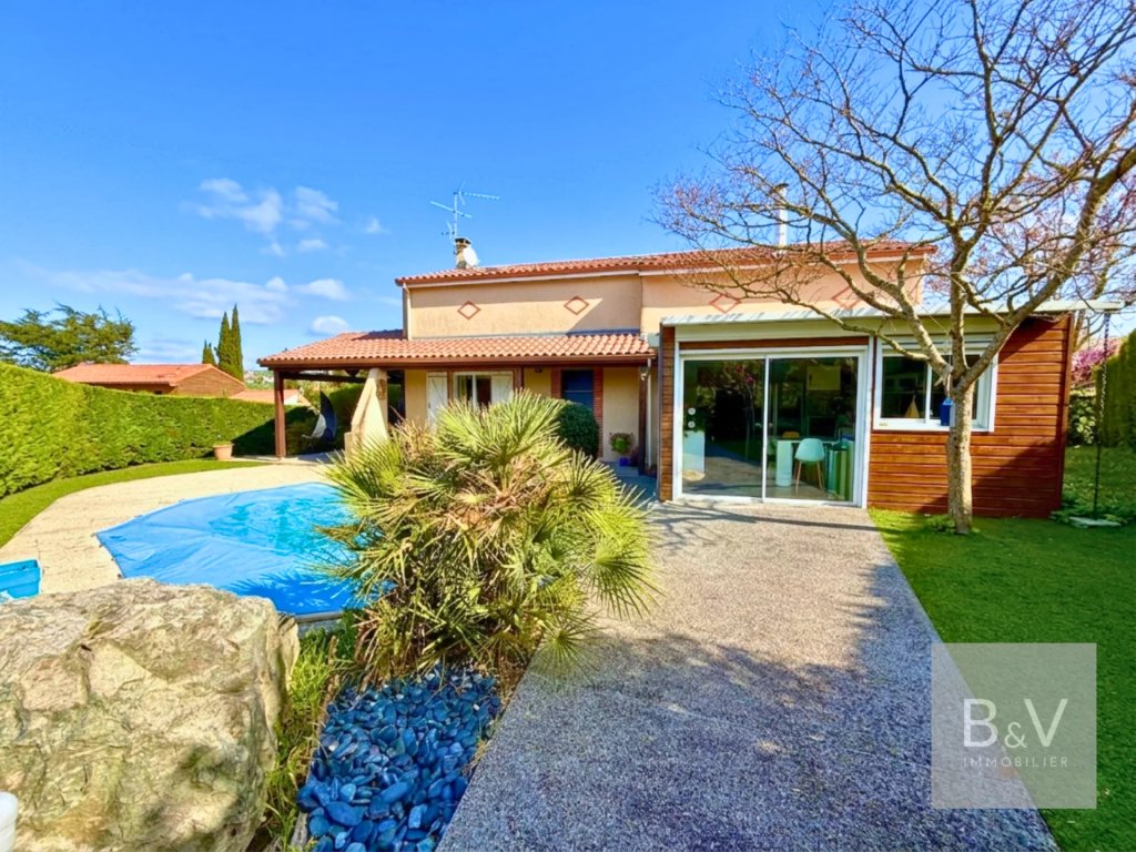 Villa for sale in Auzielle — Spacious Family Home with Garden and Pool