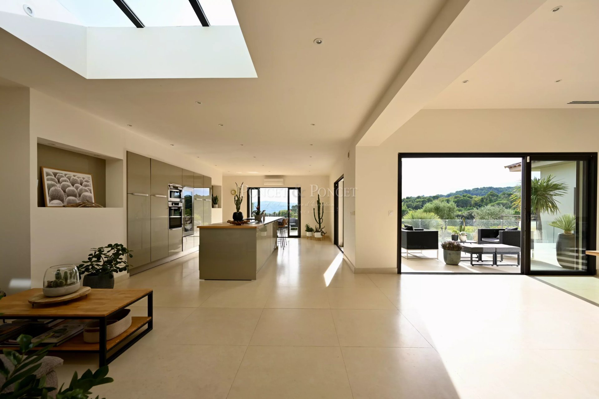 5 Bedroom Villa/Townhouse's Image 4