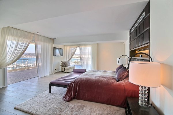 Cannes Penthouse: Luxury Family Estate on The Croisette with Pool — photo 4