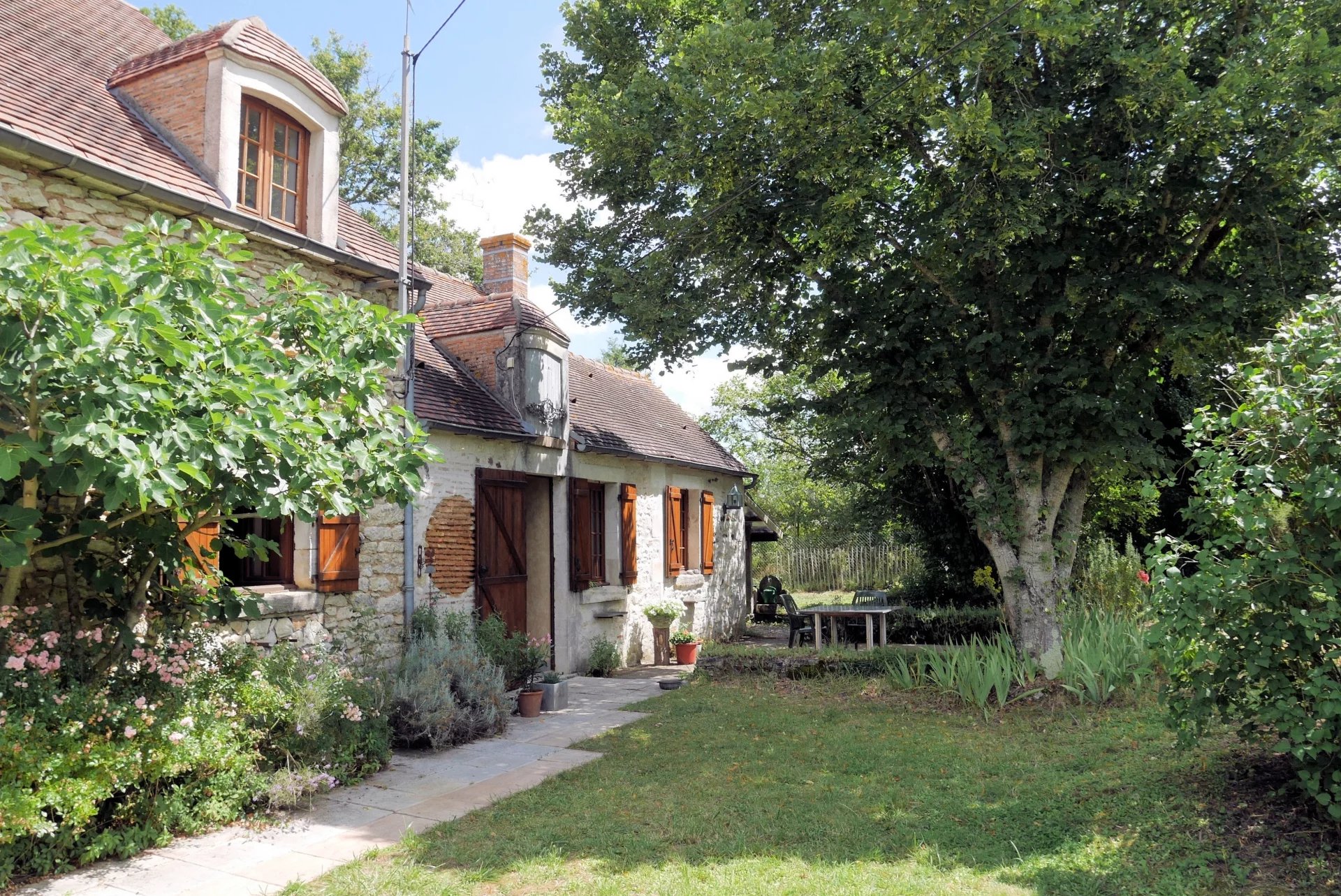 For sale in the Cher a farmhouse, barn and 1986m² of land.