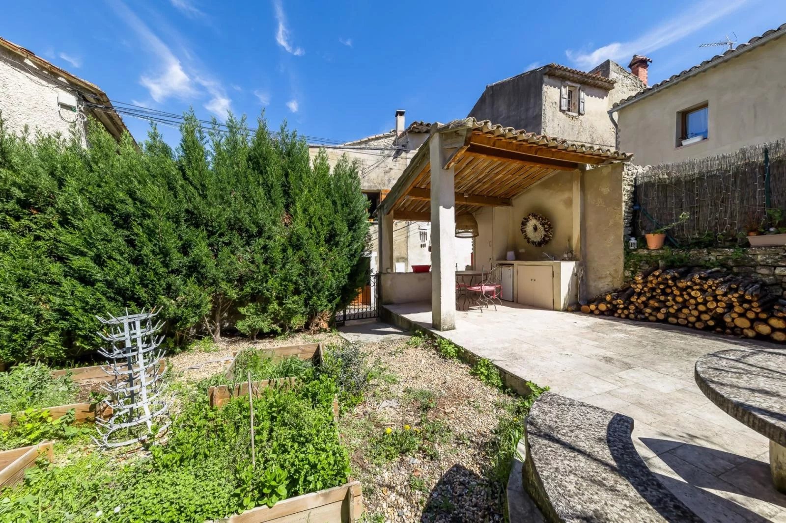 Maison de village avec terrasse et petit jardin