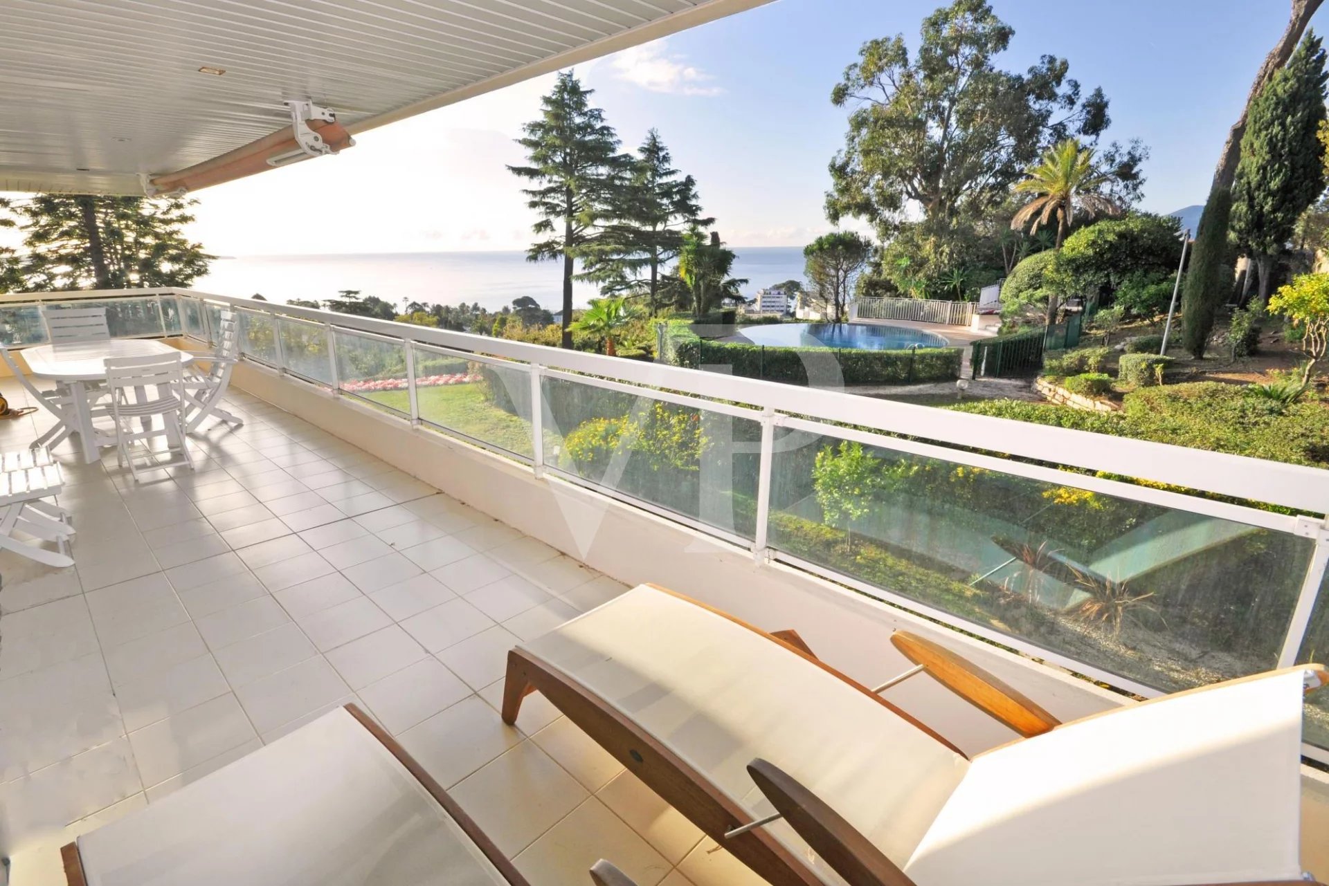 Appartement d’angle avec terrasse et vue mer panoramique – Croix des Gardes