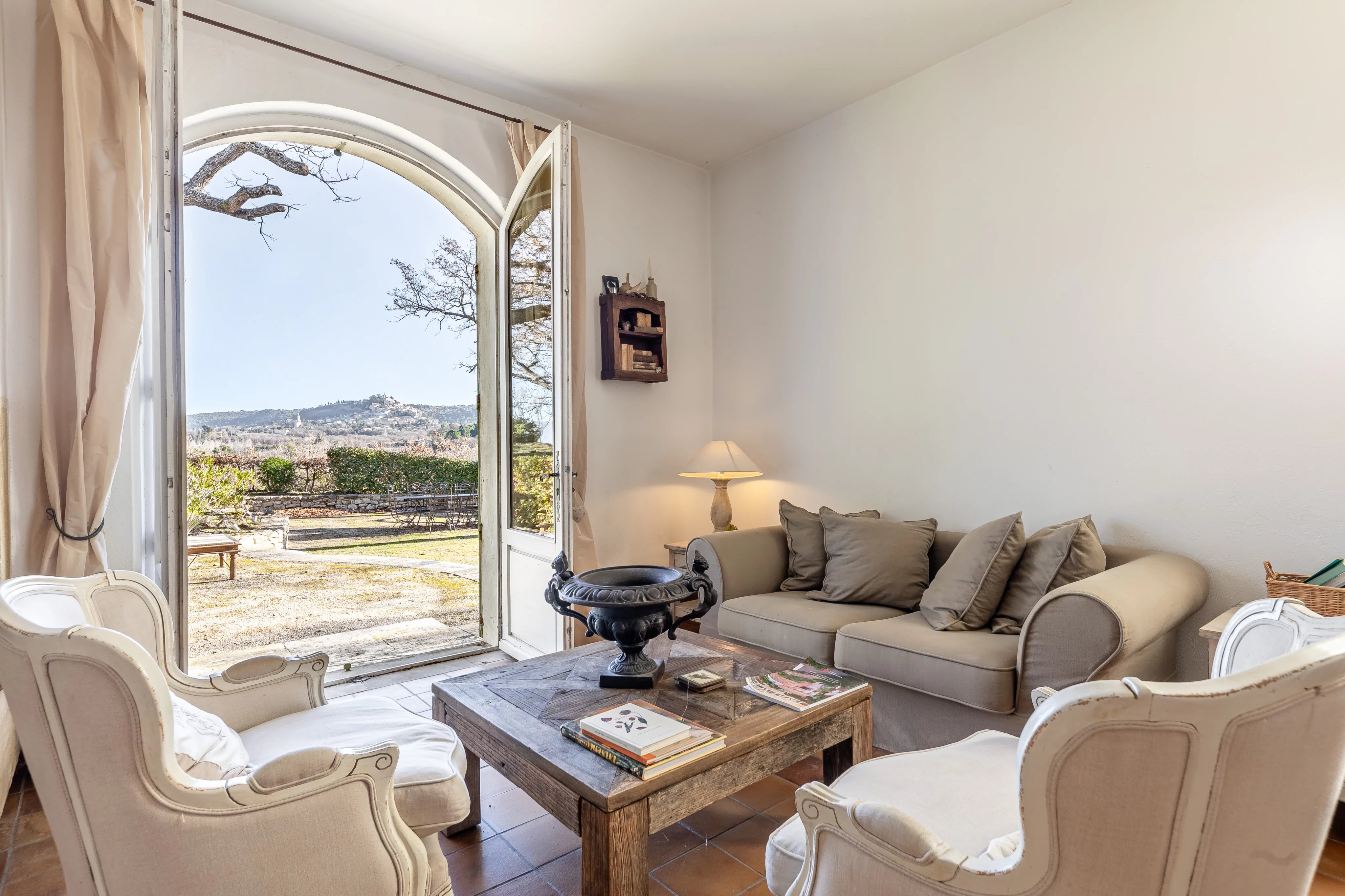 Property with Panoramic Views in the Heart of the Luberon
