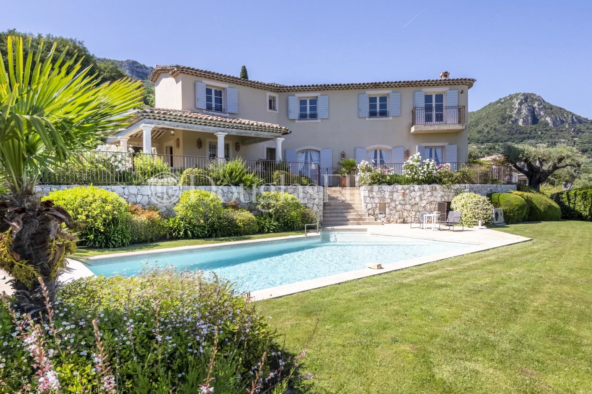 VENCE – Villa with sea view, in a private estate - Picture n°2