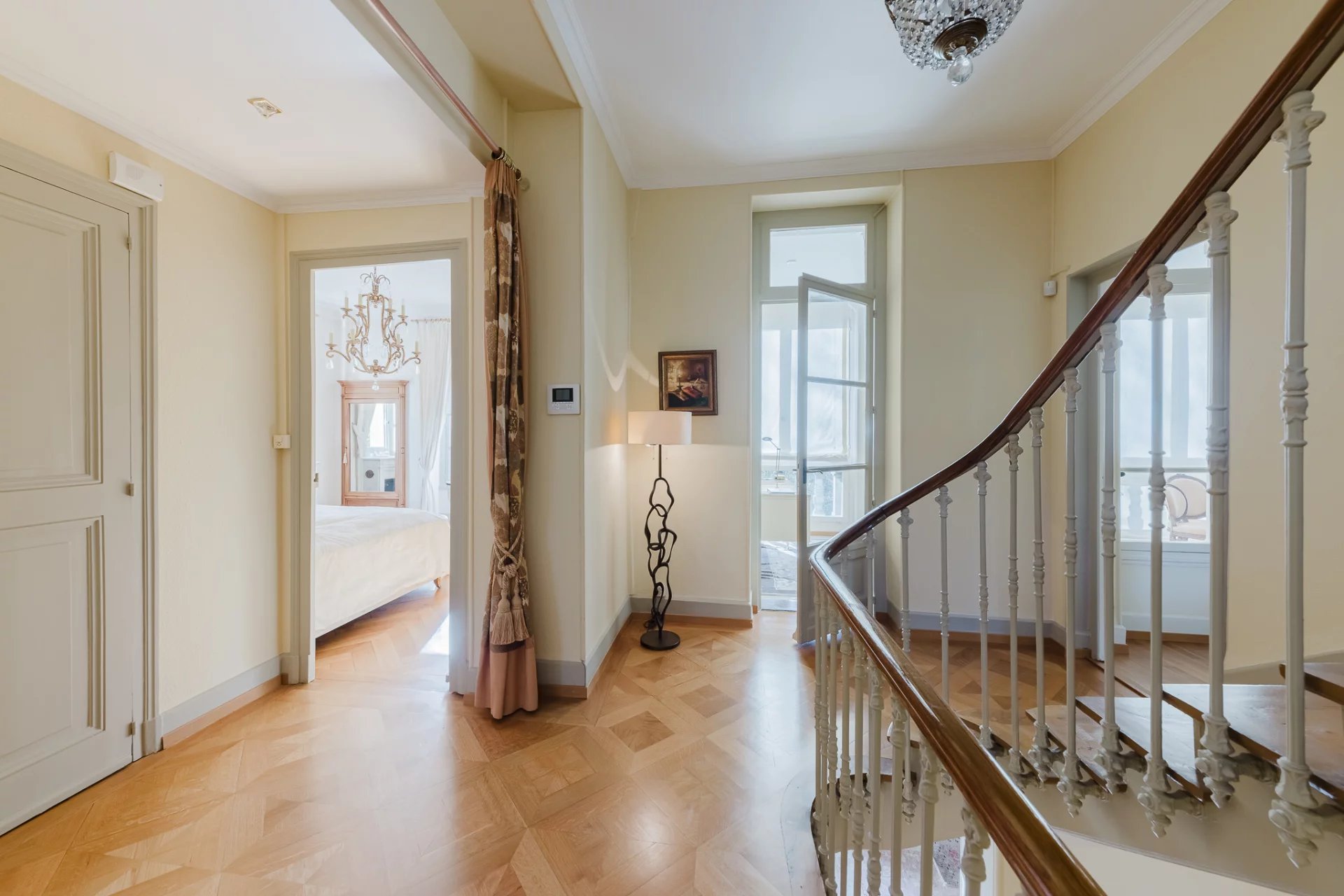 Magnifique Hôtel Particulier, jardin enchanteur, à deux pas du lac