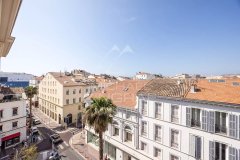 Four-Bedroom Apartment in the Heart of Cannes — photo 2 of 7
