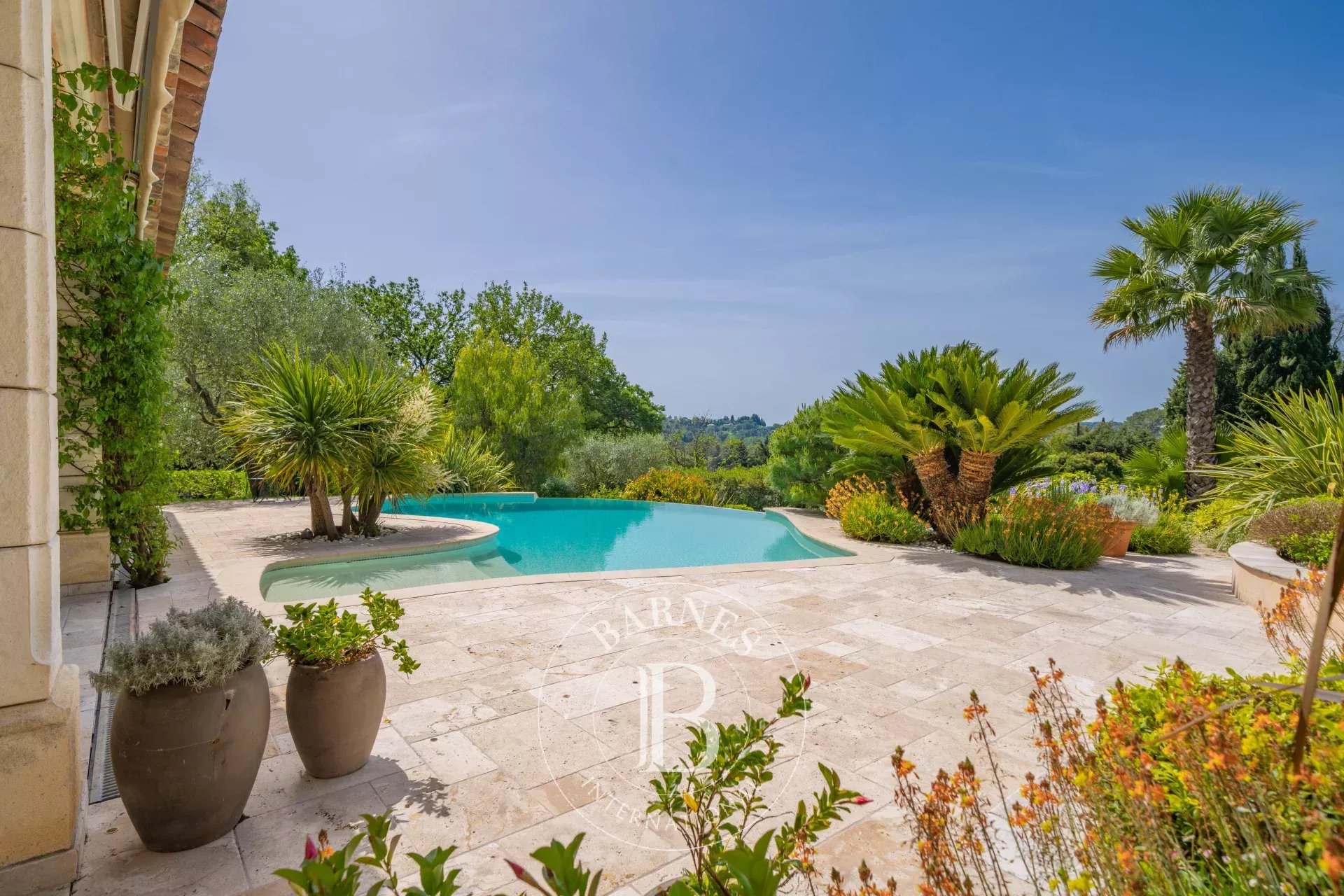 Mougins, elegant bastide, with village view - picture 23
